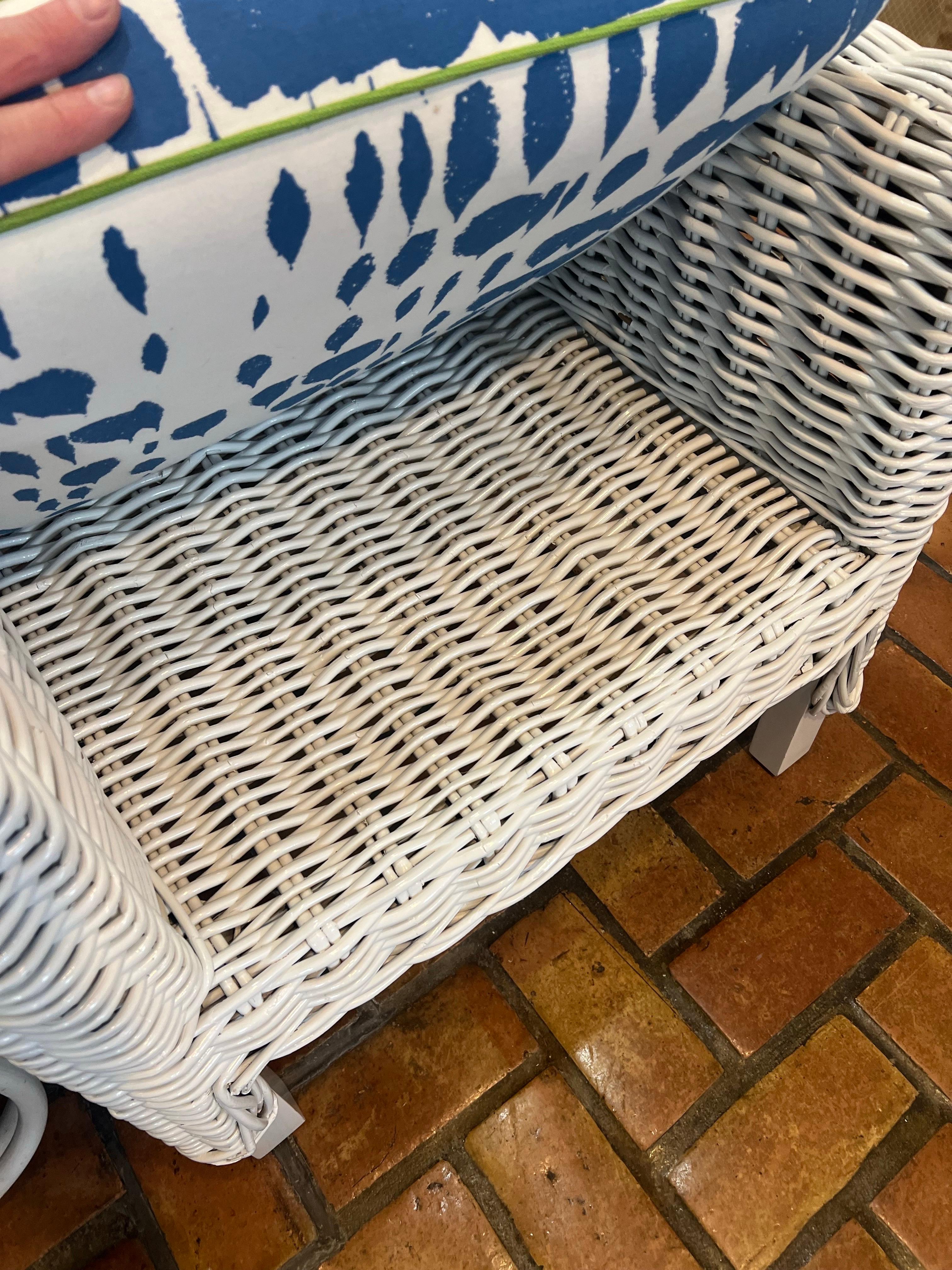 Coppia di sedie da club in vimini di colore bianco in vendita 15