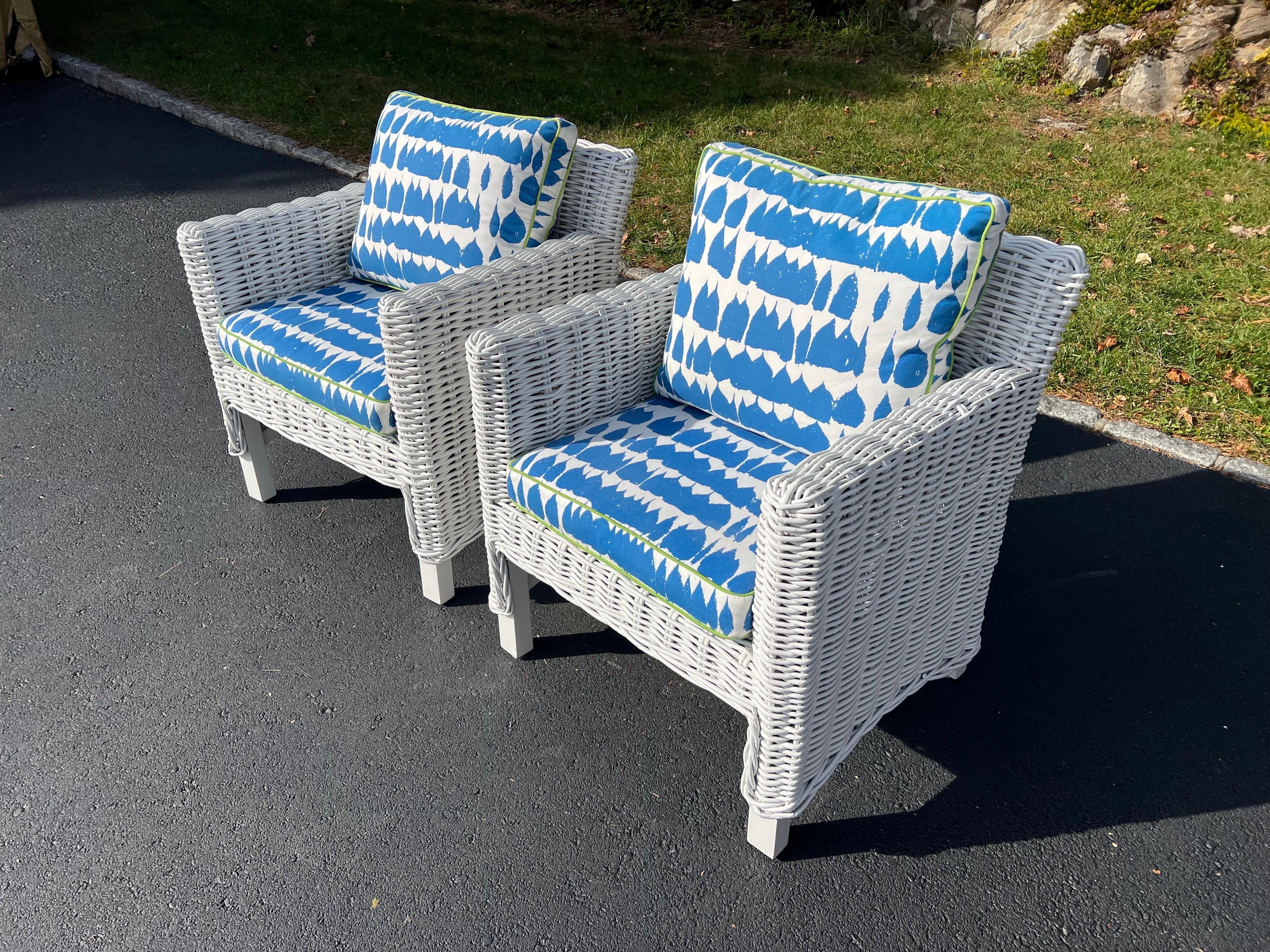 Bohémien Coppia di sedie da club in vimini di colore bianco in vendita