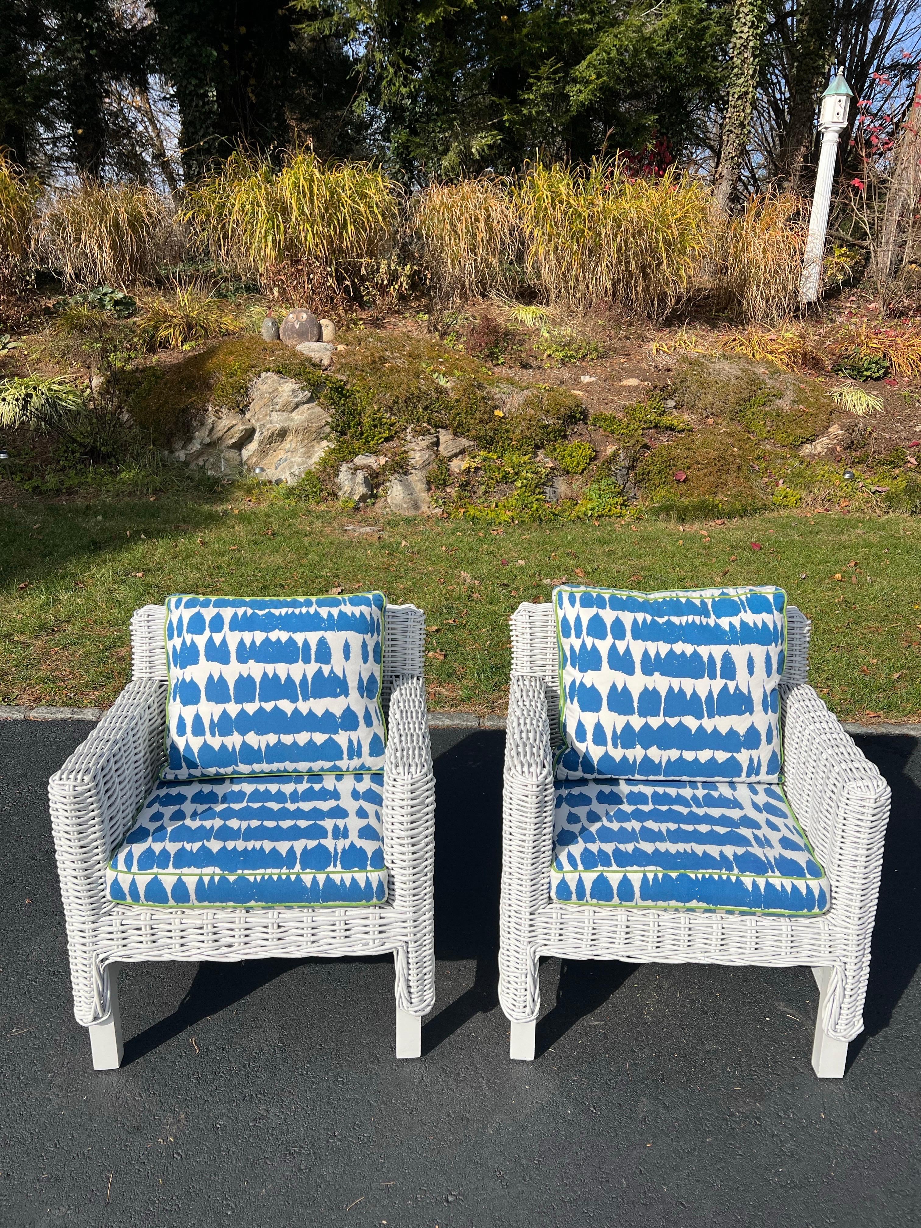 Coppia di sedie da club in vimini di colore bianco in vendita 1