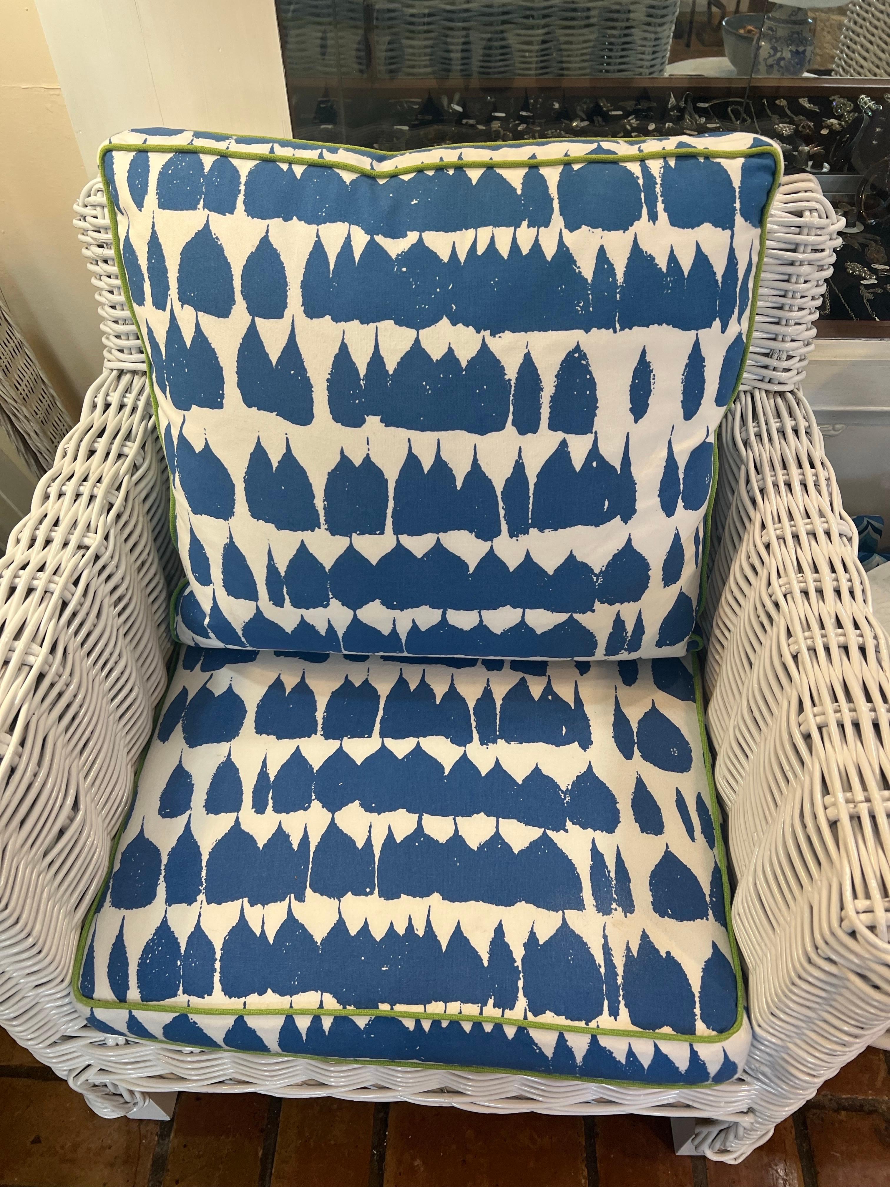 Coppia di sedie da club in vimini di colore bianco in vendita 2