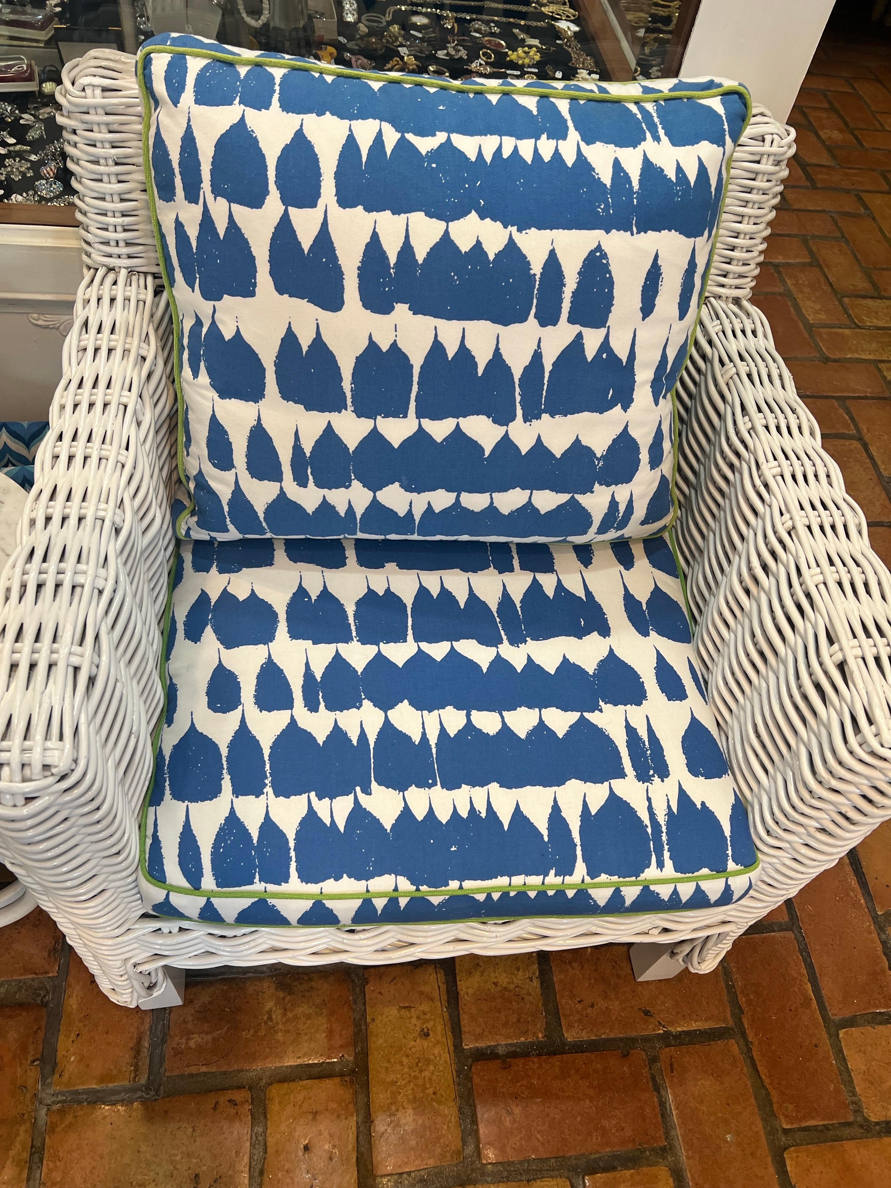 Coppia di sedie da club in vimini di colore bianco in vendita 3