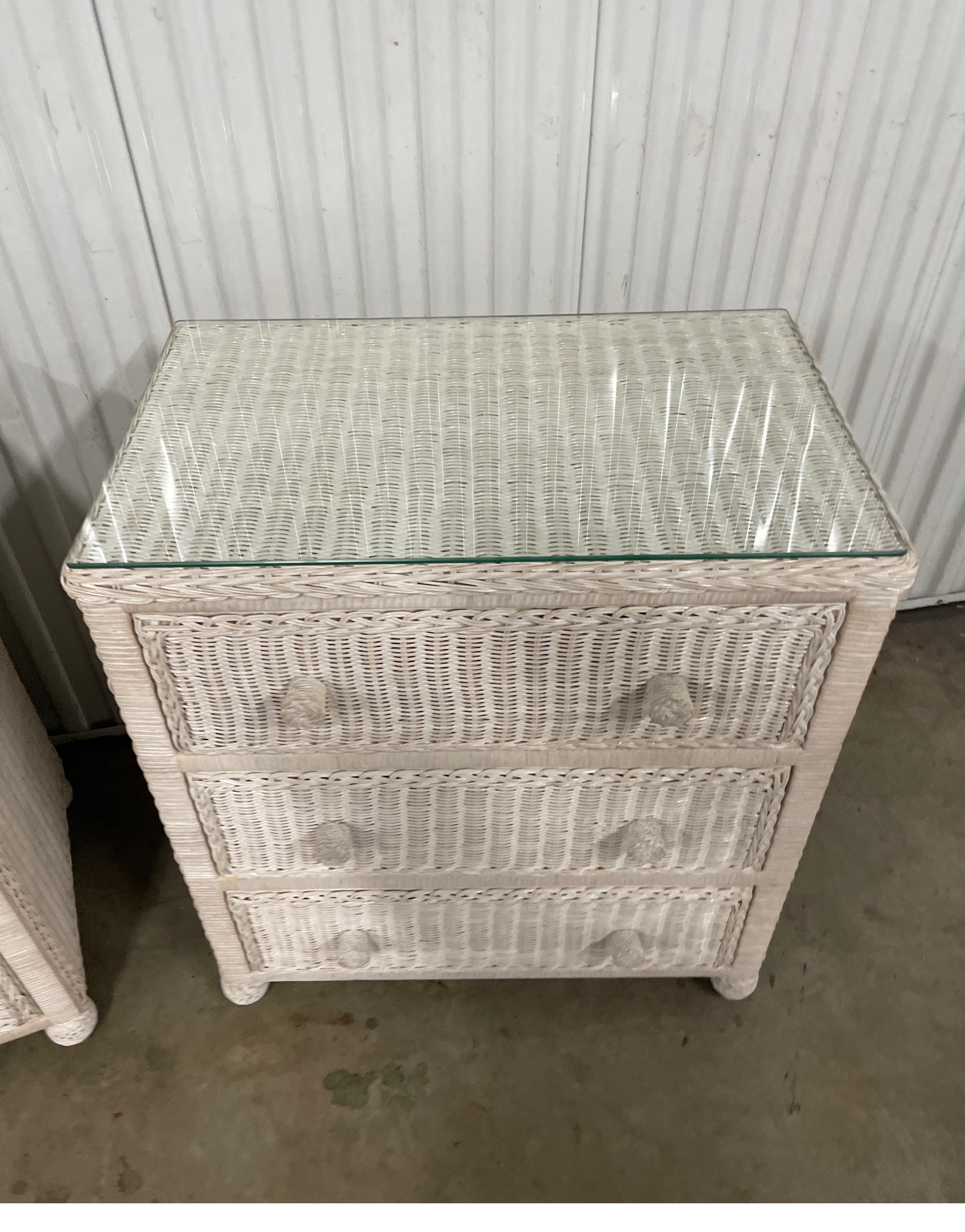 Paire de commodes / tables de nuit en osier blanc en vente 1