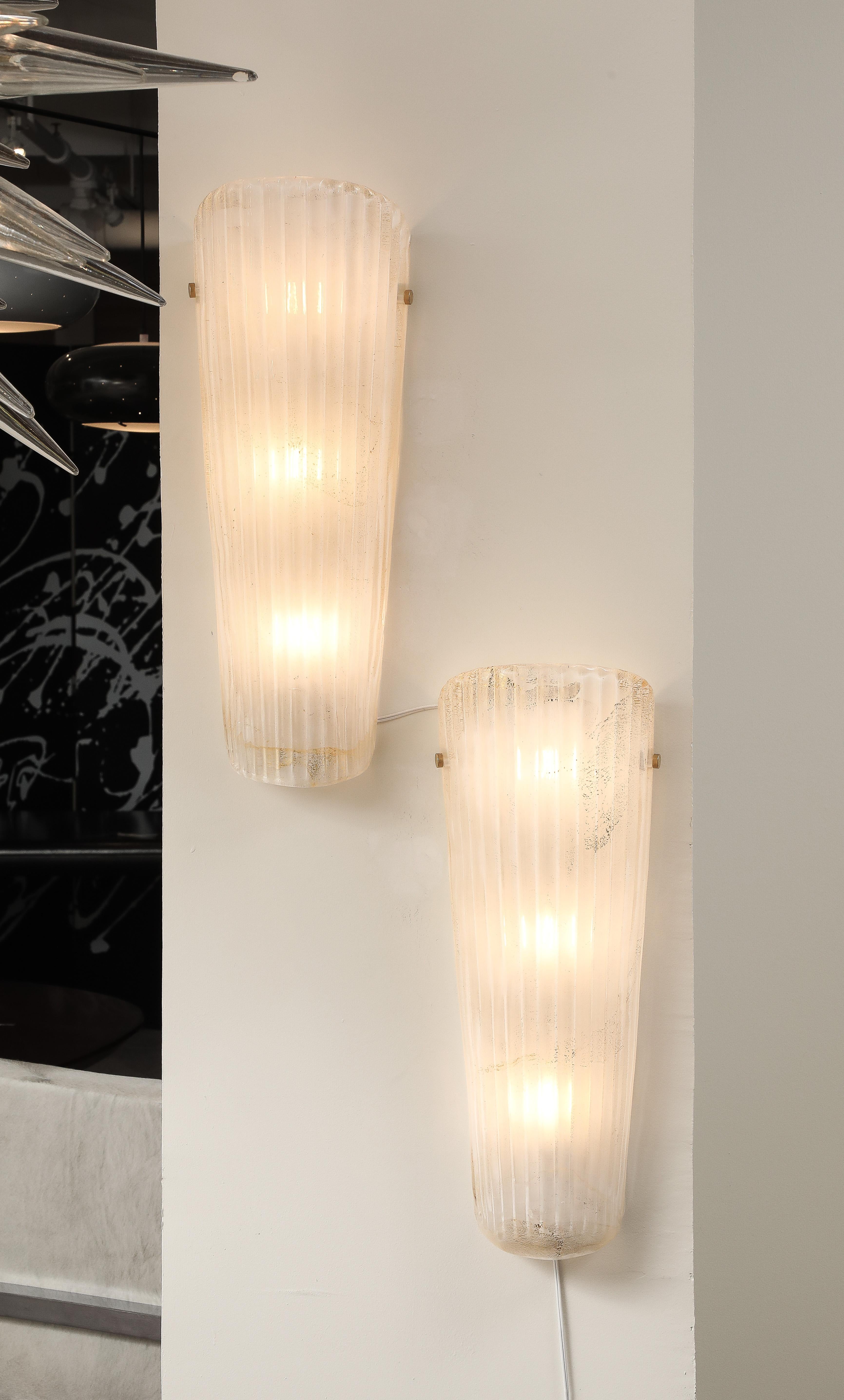 Coppia di lampade in vetro di Murano bianco e oro 23k e ottone, Italia in vendita 3