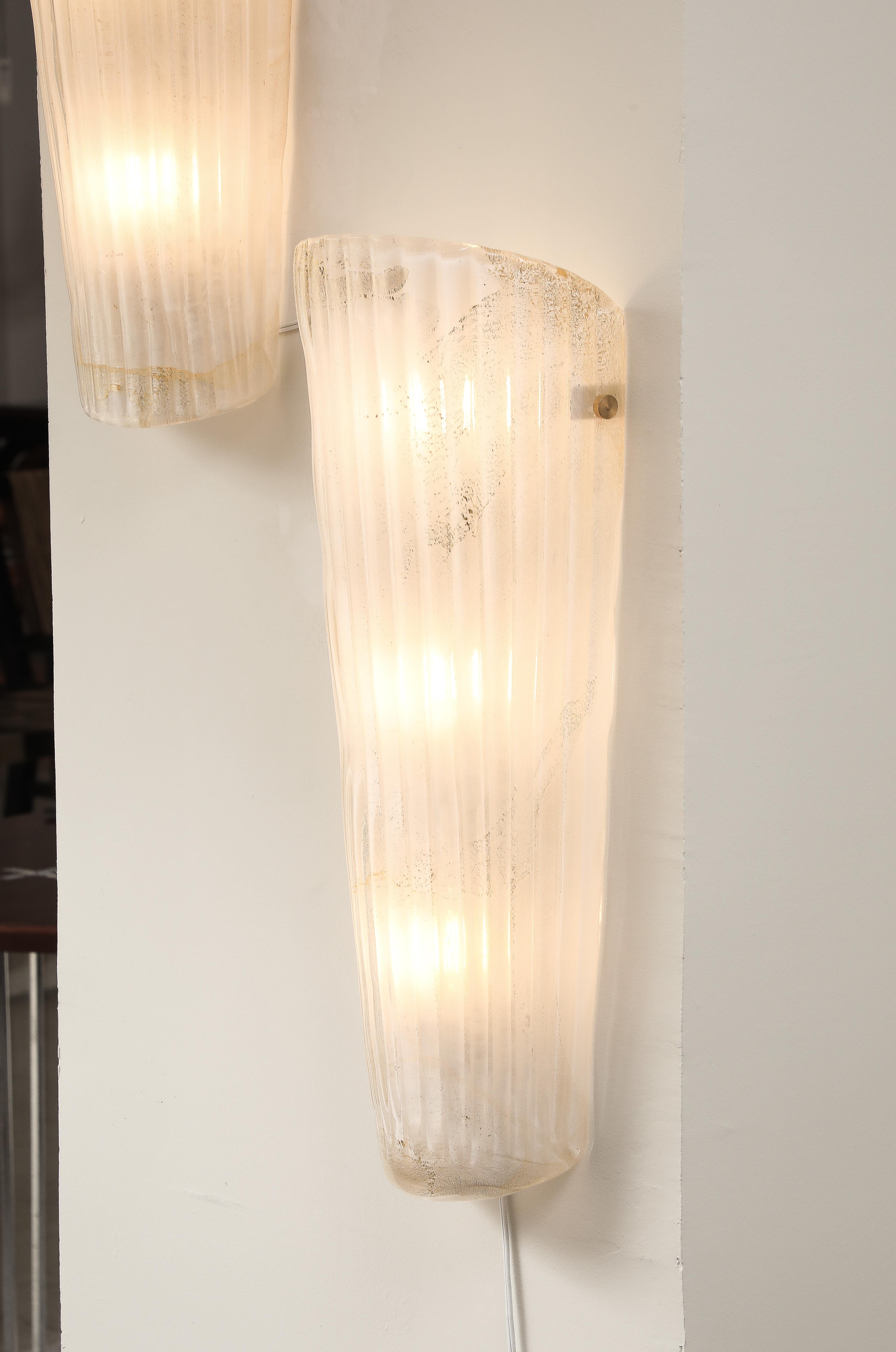 Coppia di lampade in vetro di Murano bianco e oro 23k e ottone, Italia in vendita 4