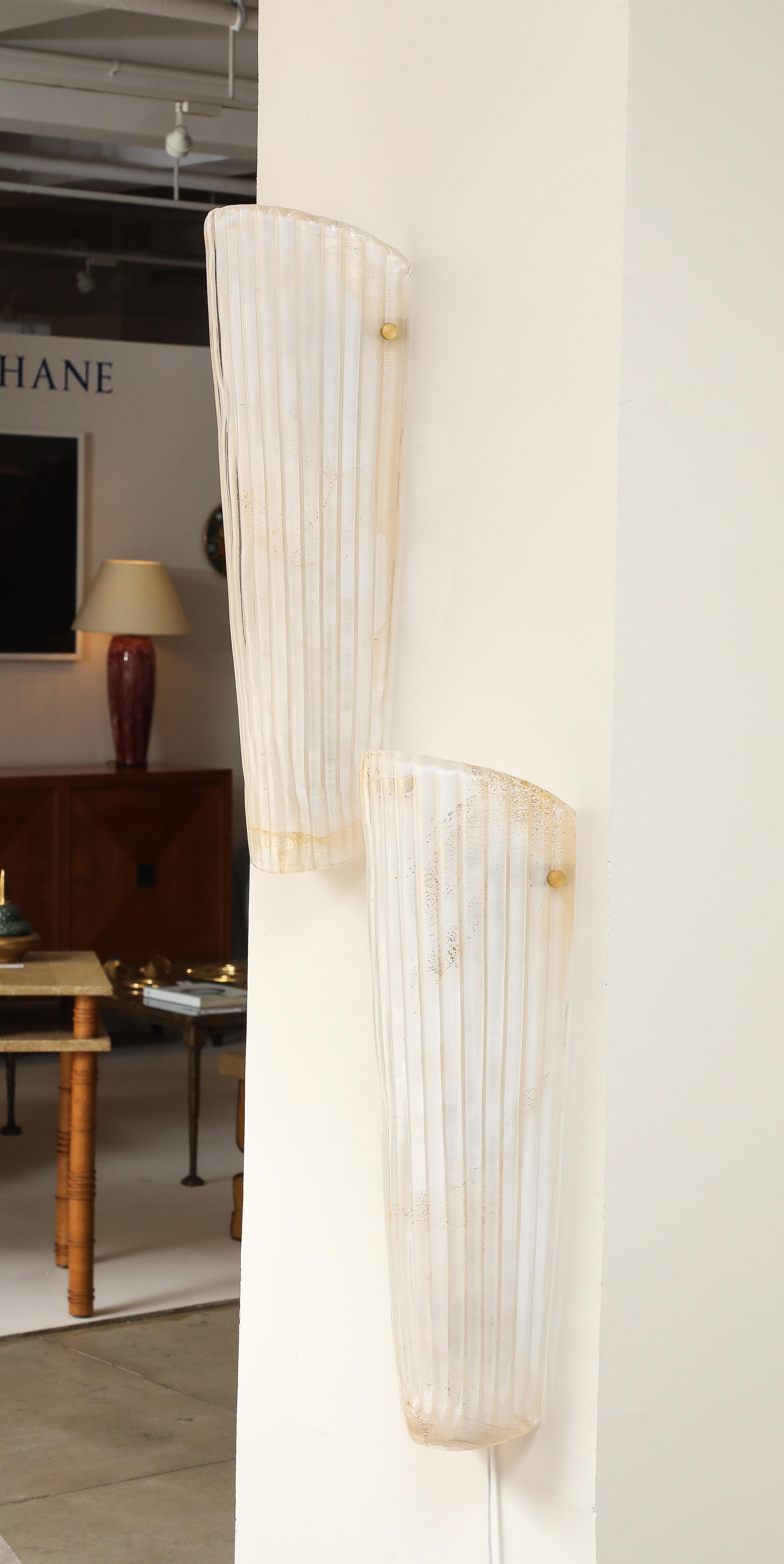Mid-Century moderno Coppia di lampade in vetro di Murano bianco e oro 23k e ottone, Italia in vendita