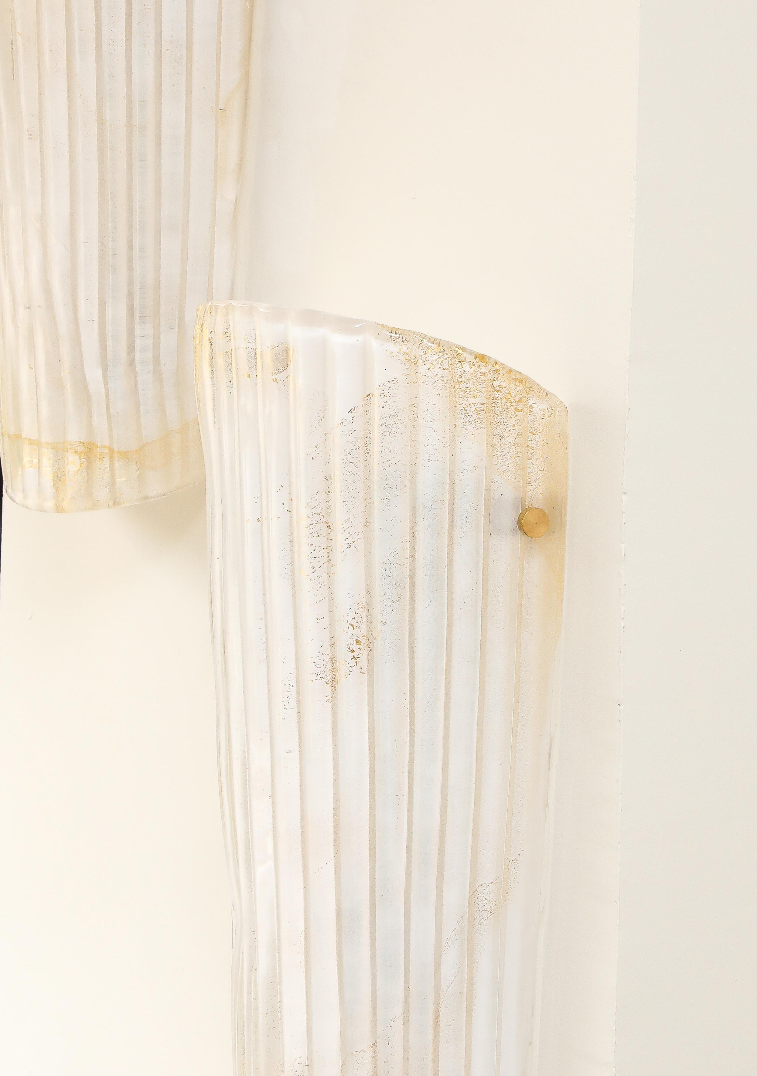 Italiano Coppia di lampade in vetro di Murano bianco e oro 23k e ottone, Italia in vendita