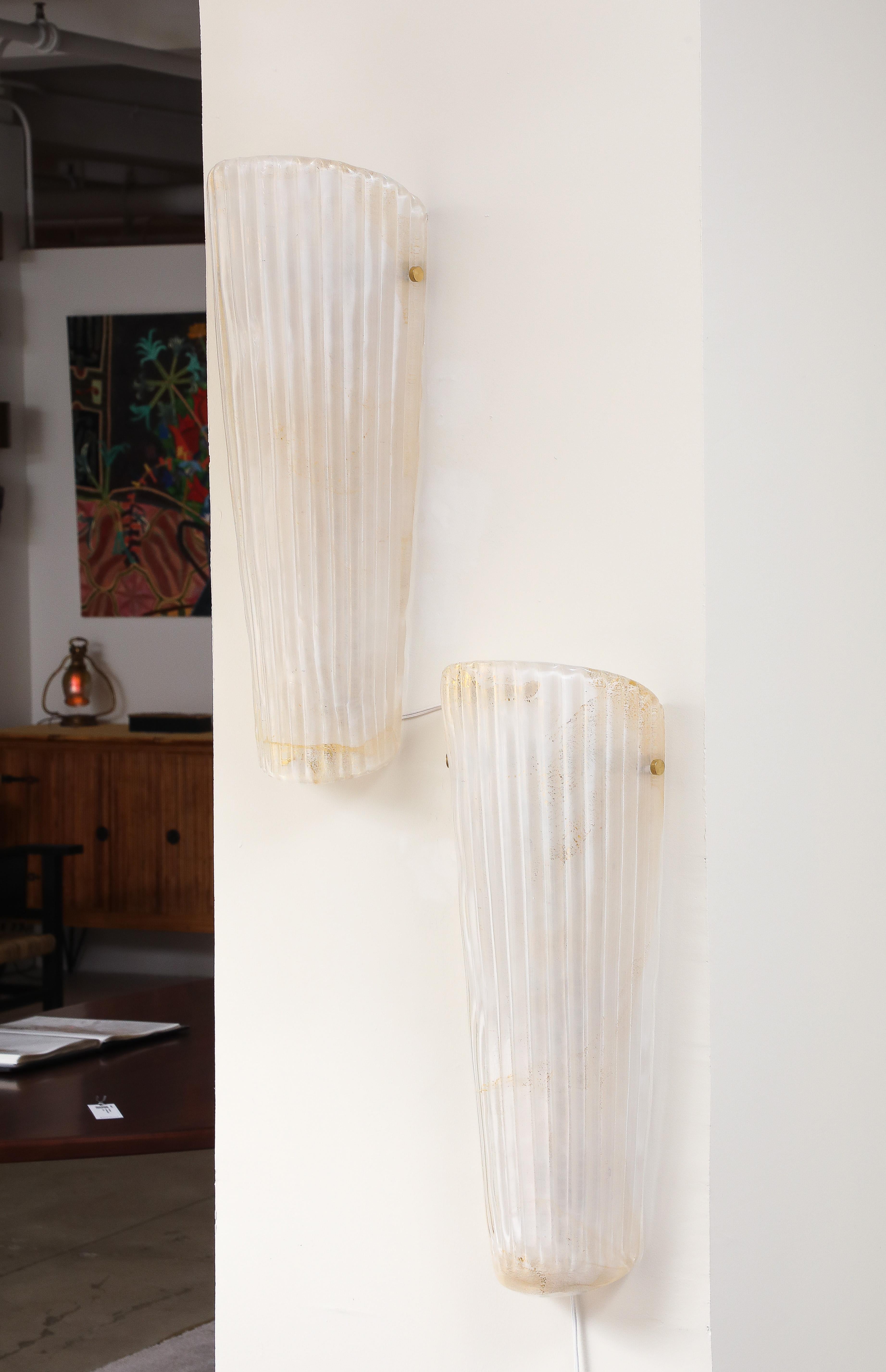Coppia di lampade in vetro di Murano bianco e oro 23k e ottone, Italia In condizioni Nuovo in vendita a New York, NY