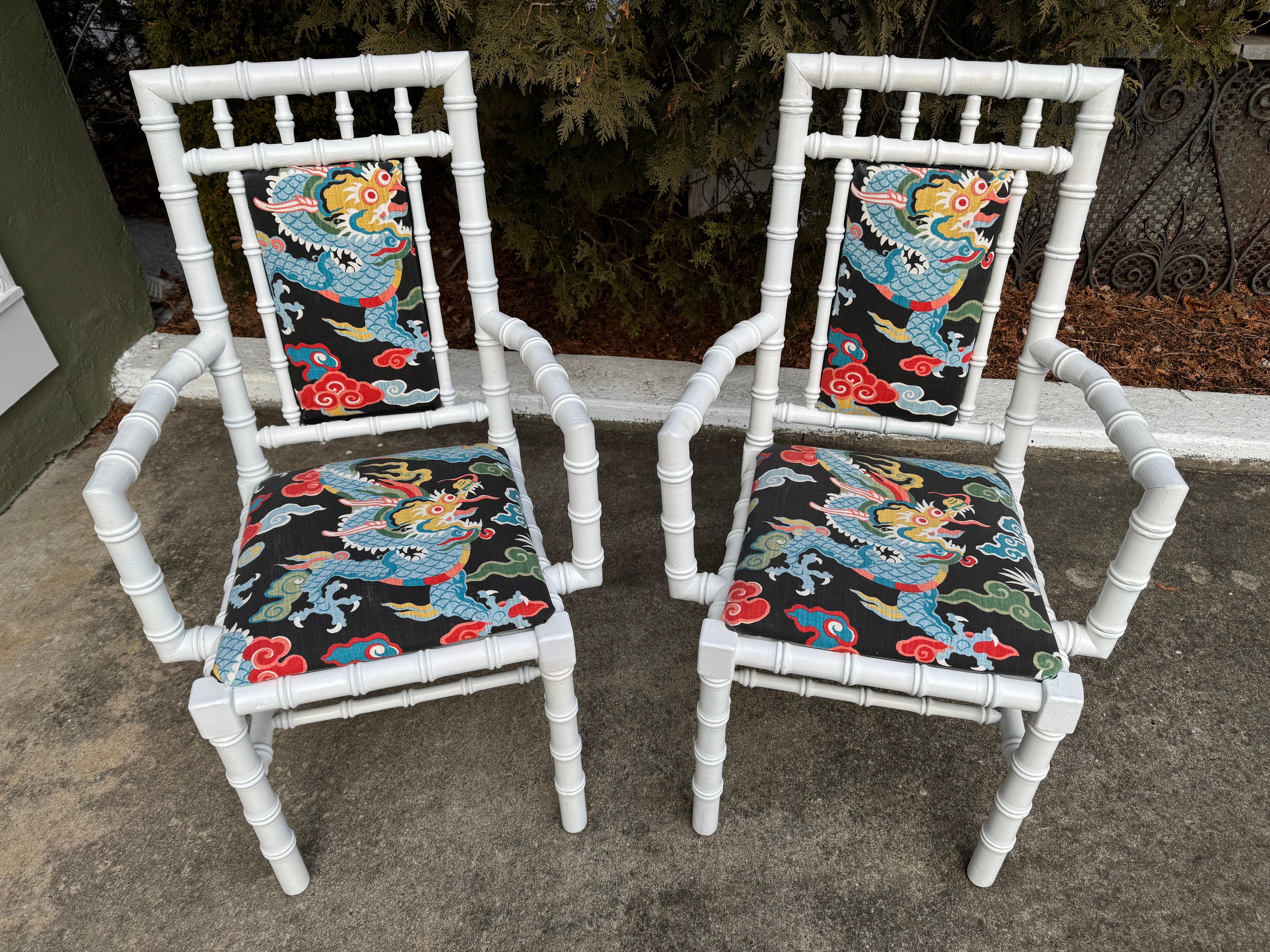 Coppia di sedie in finto bambù bianco. Divertenti sedie costiere boho chic con tessuto a stampa drago. Un bel misto cotone spesso. Sedie pesanti in legno massiccio.
 Misure approssimative:
39,38