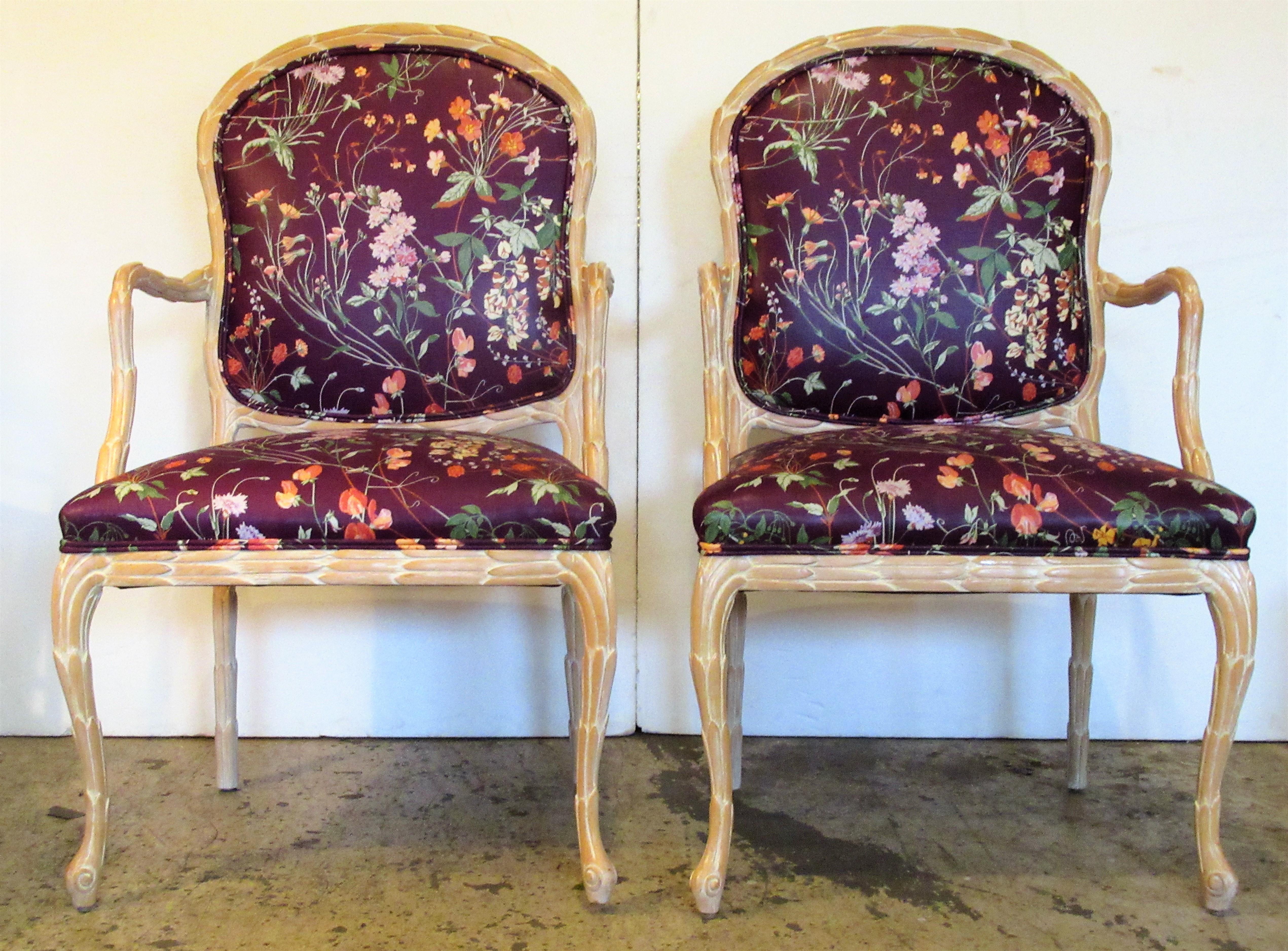 Paire de fauteuils en faux bois sculpté, blanchis à la chaux, dont la couleur de surface originale est magnifiquement vieillie, de Century Furniture Company. Circa 1970. Regardez toutes les photos et lisez le rapport d'état dans la section