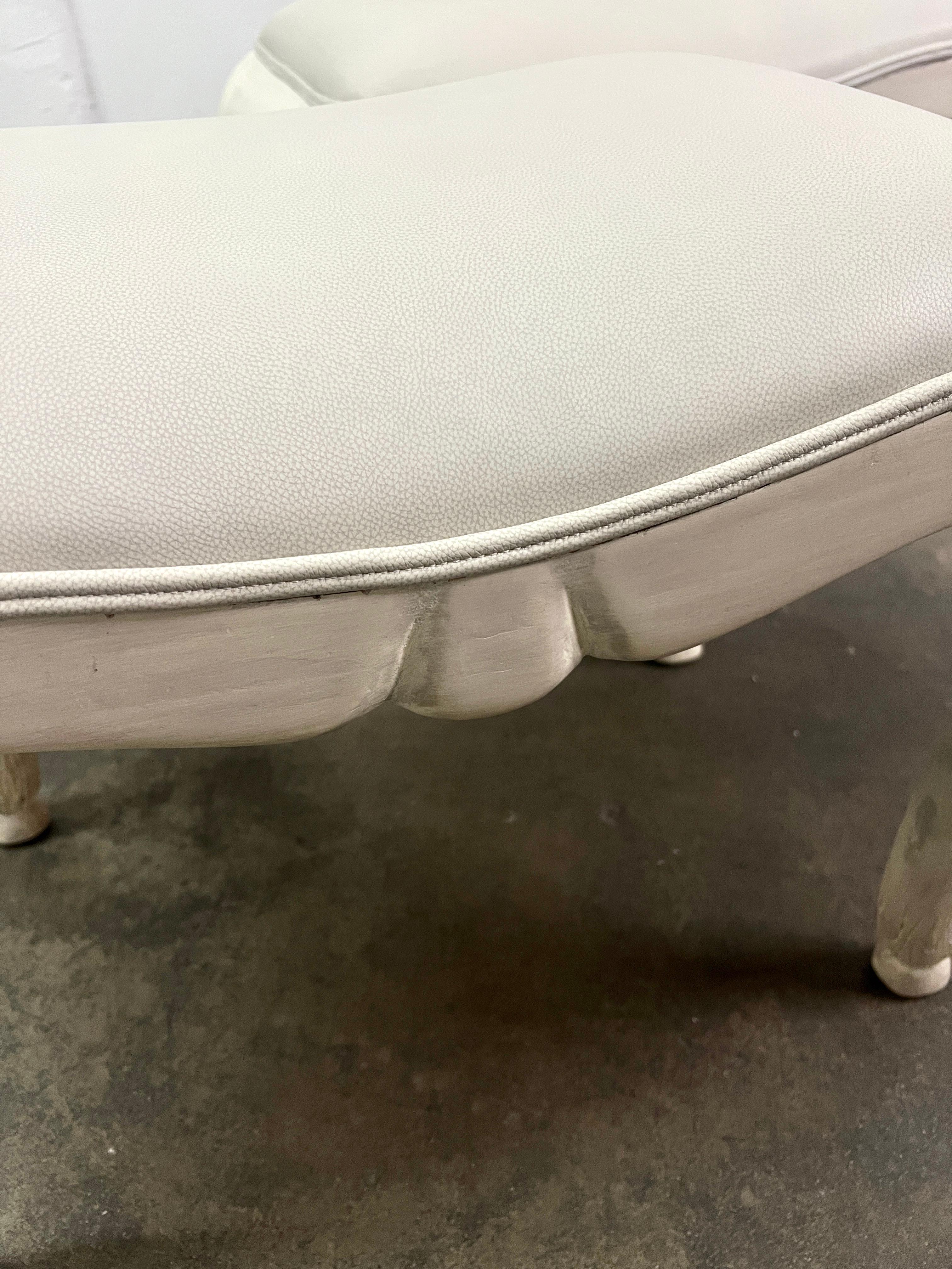 Coppia di panche intagliate a mano e imbiancate, con piedi a zoccolo e rivestimento in pelle in vendita 3