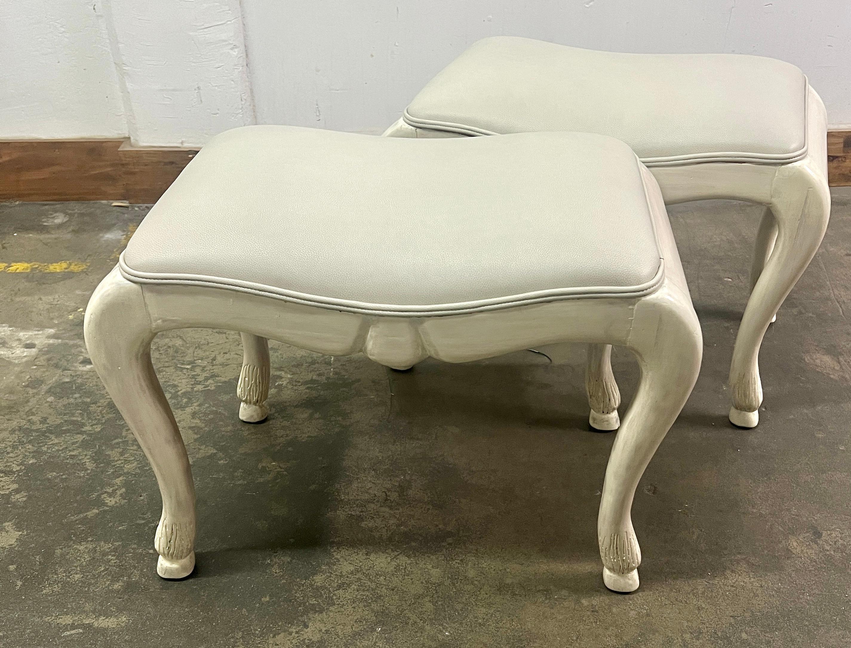 Una coppia di panche lavorate e intagliate a mano e laccate di bianco.  I sedili sono stati rivestiti in pelle di vitello.   Ciascuna gamba è uno zoccolo intagliato a mano.

Si adatta a molti spazi: è un'ottima aggiunta sotto una consolle per avere