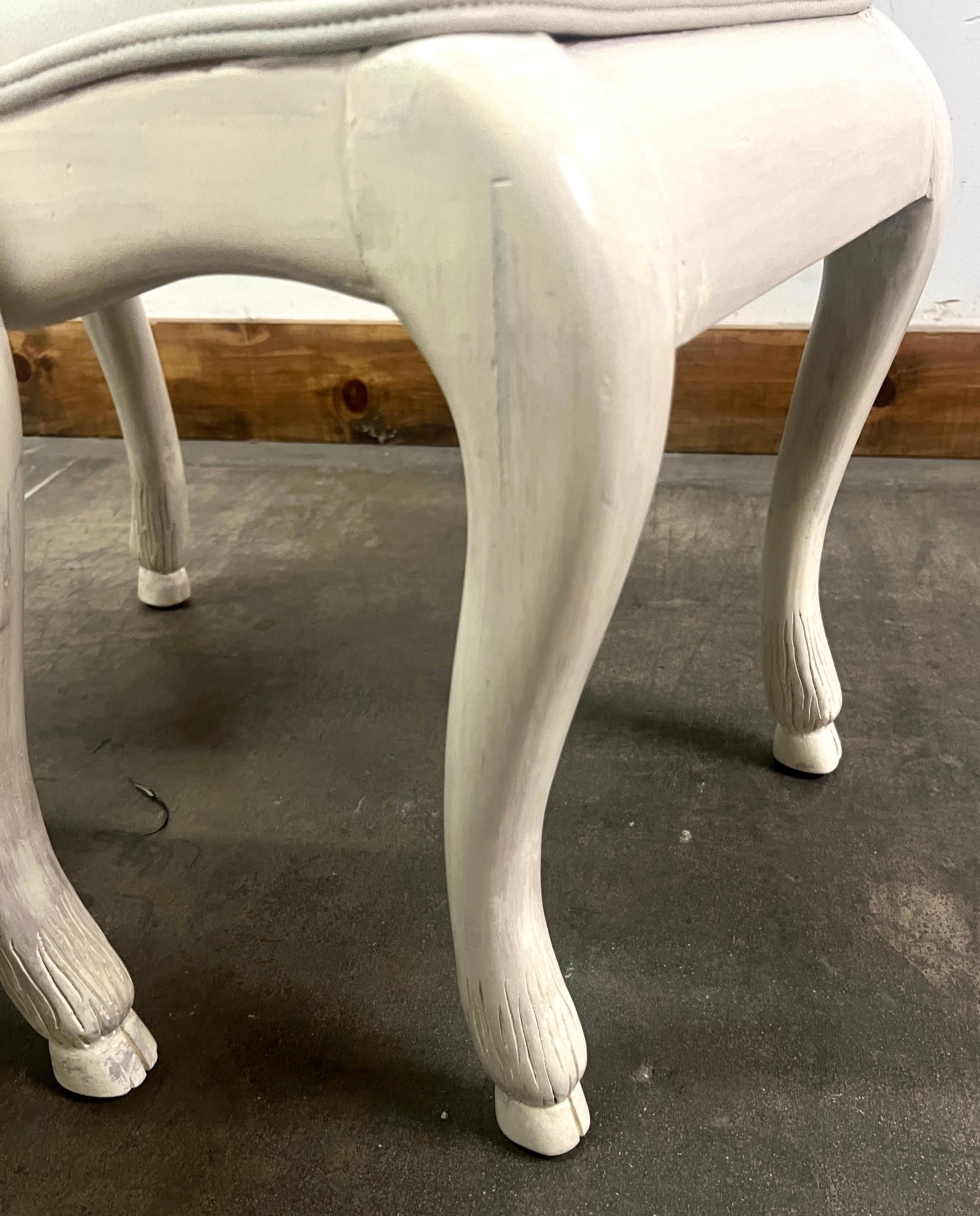 Coppia di panche intagliate a mano e imbiancate, con piedi a zoccolo e rivestimento in pelle In condizioni buone in vendita a Los Angeles, CA