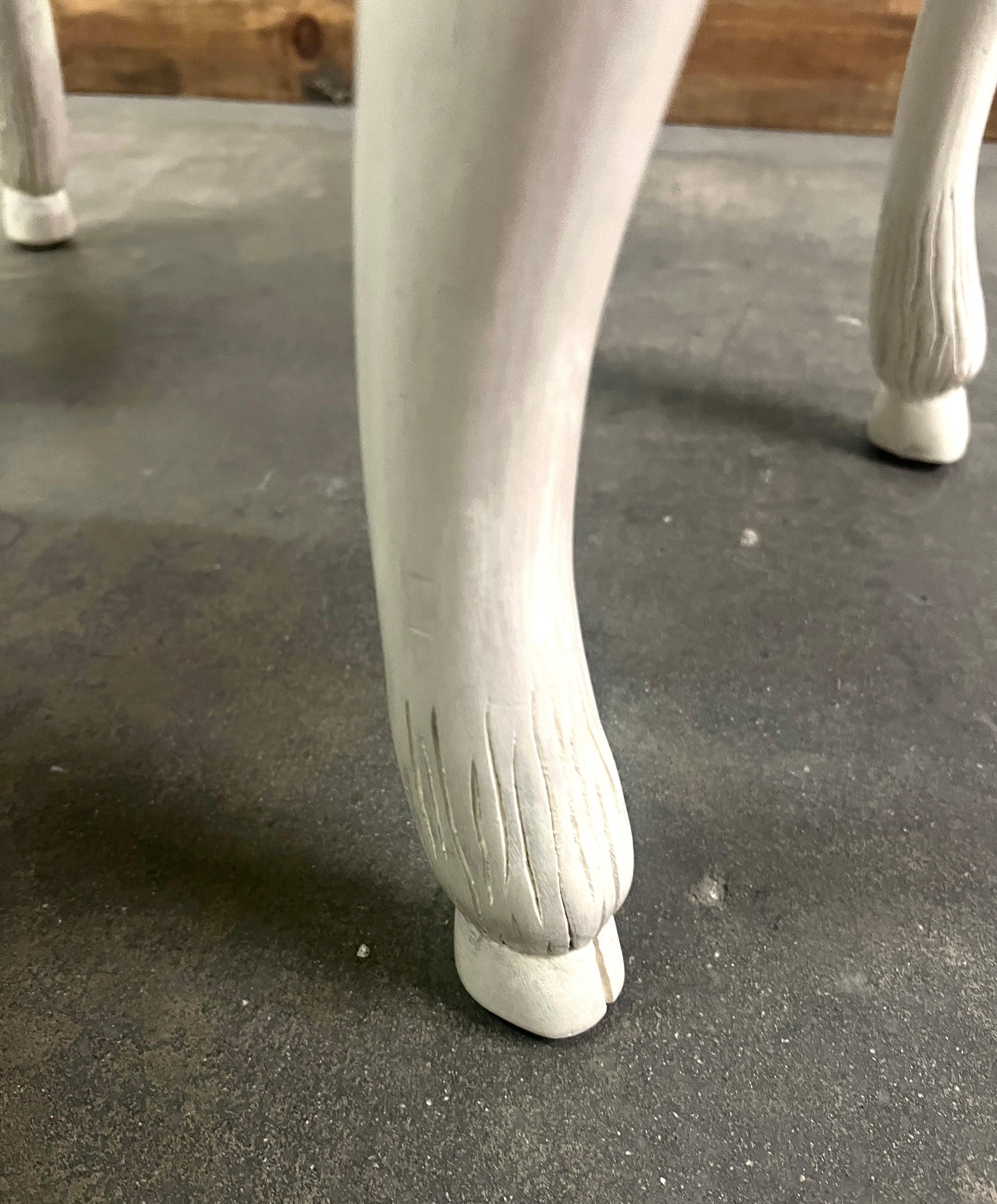 XX secolo Coppia di panche intagliate a mano e imbiancate, con piedi a zoccolo e rivestimento in pelle in vendita