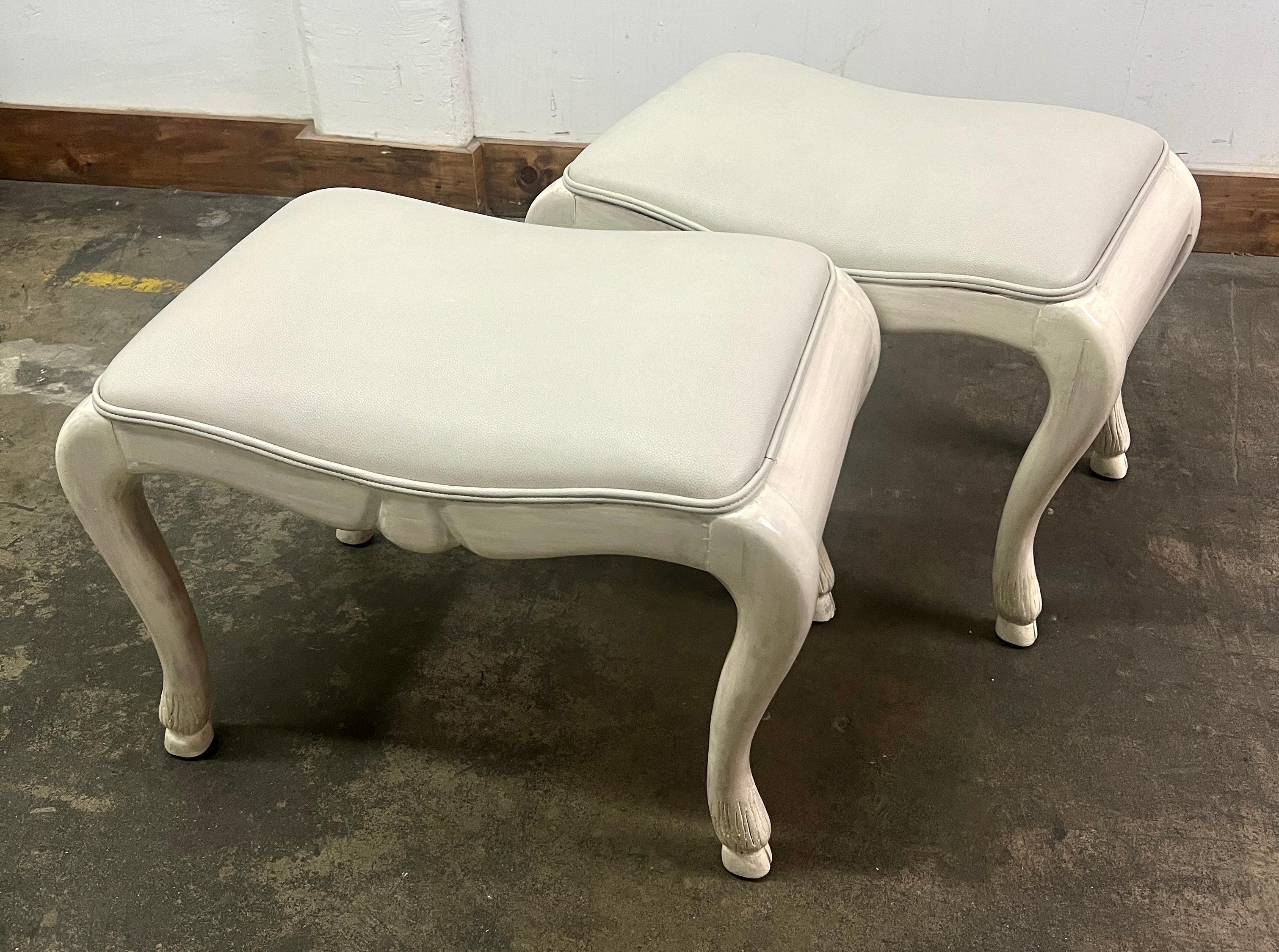 Pelle Coppia di panche intagliate a mano e imbiancate, con piedi a zoccolo e rivestimento in pelle in vendita