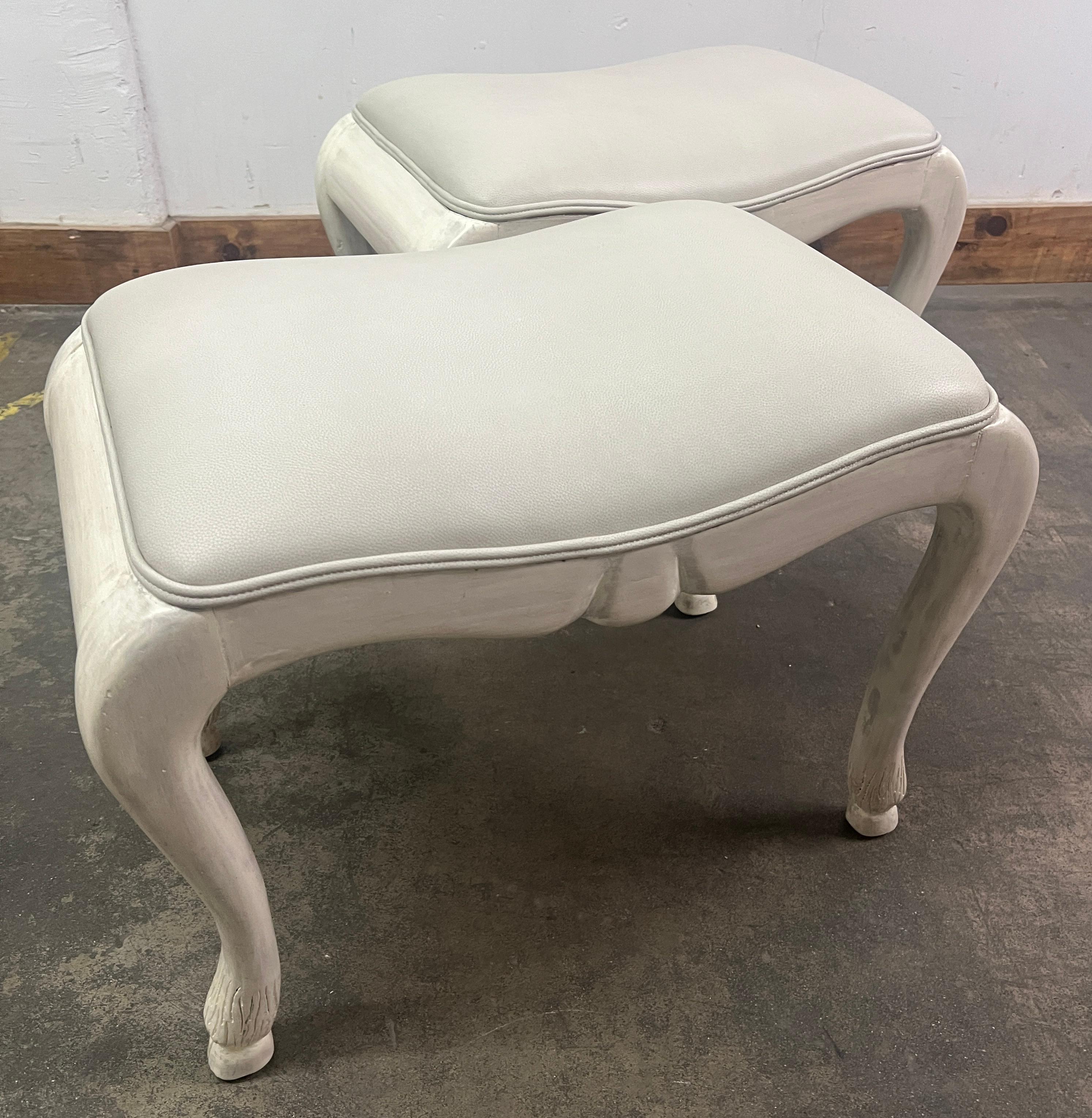 Coppia di panche intagliate a mano e imbiancate, con piedi a zoccolo e rivestimento in pelle in vendita 1