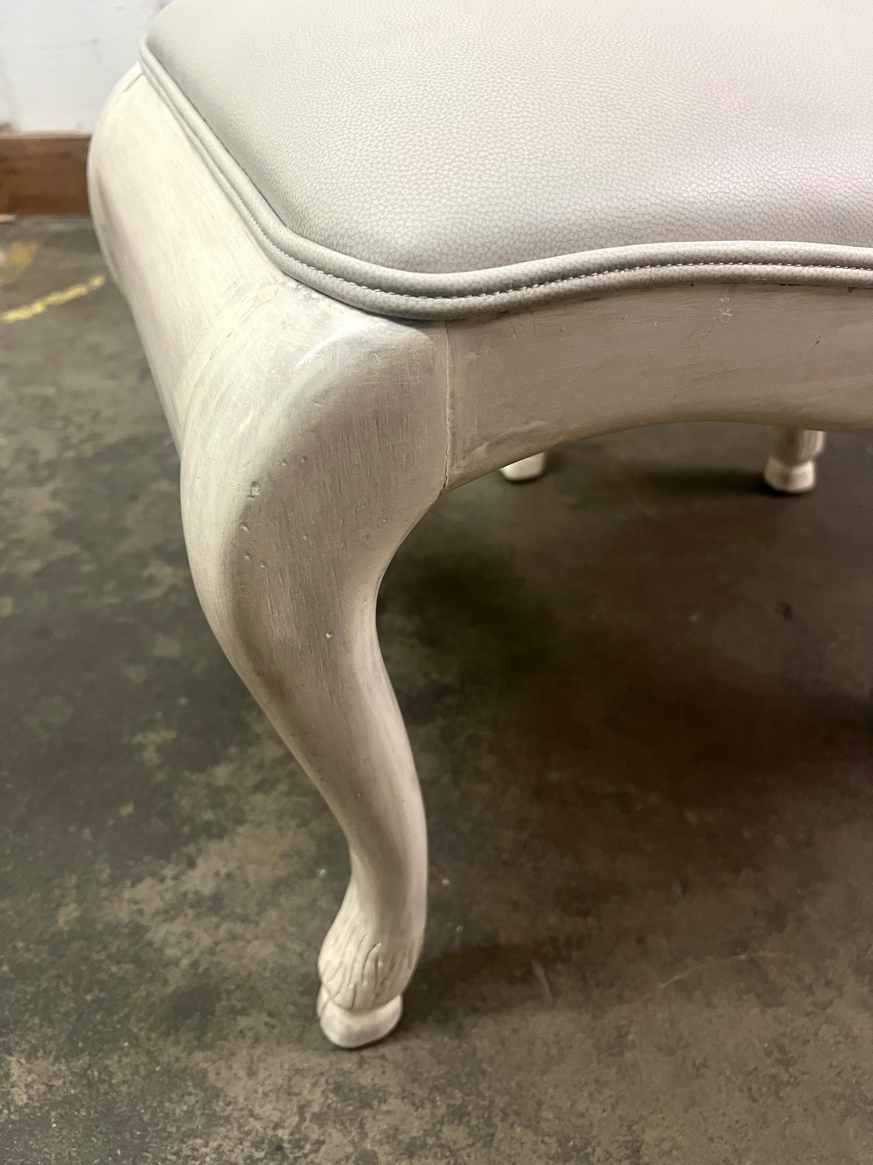 Coppia di panche intagliate a mano e imbiancate, con piedi a zoccolo e rivestimento in pelle in vendita 2