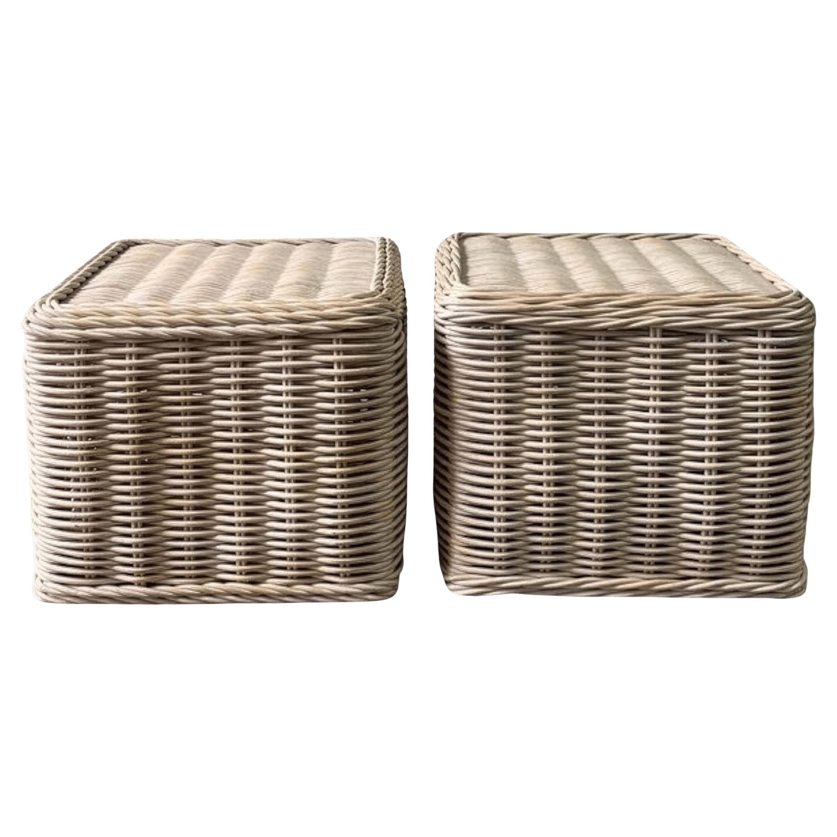 Coppia di cubi in rattan imbiancato in vendita