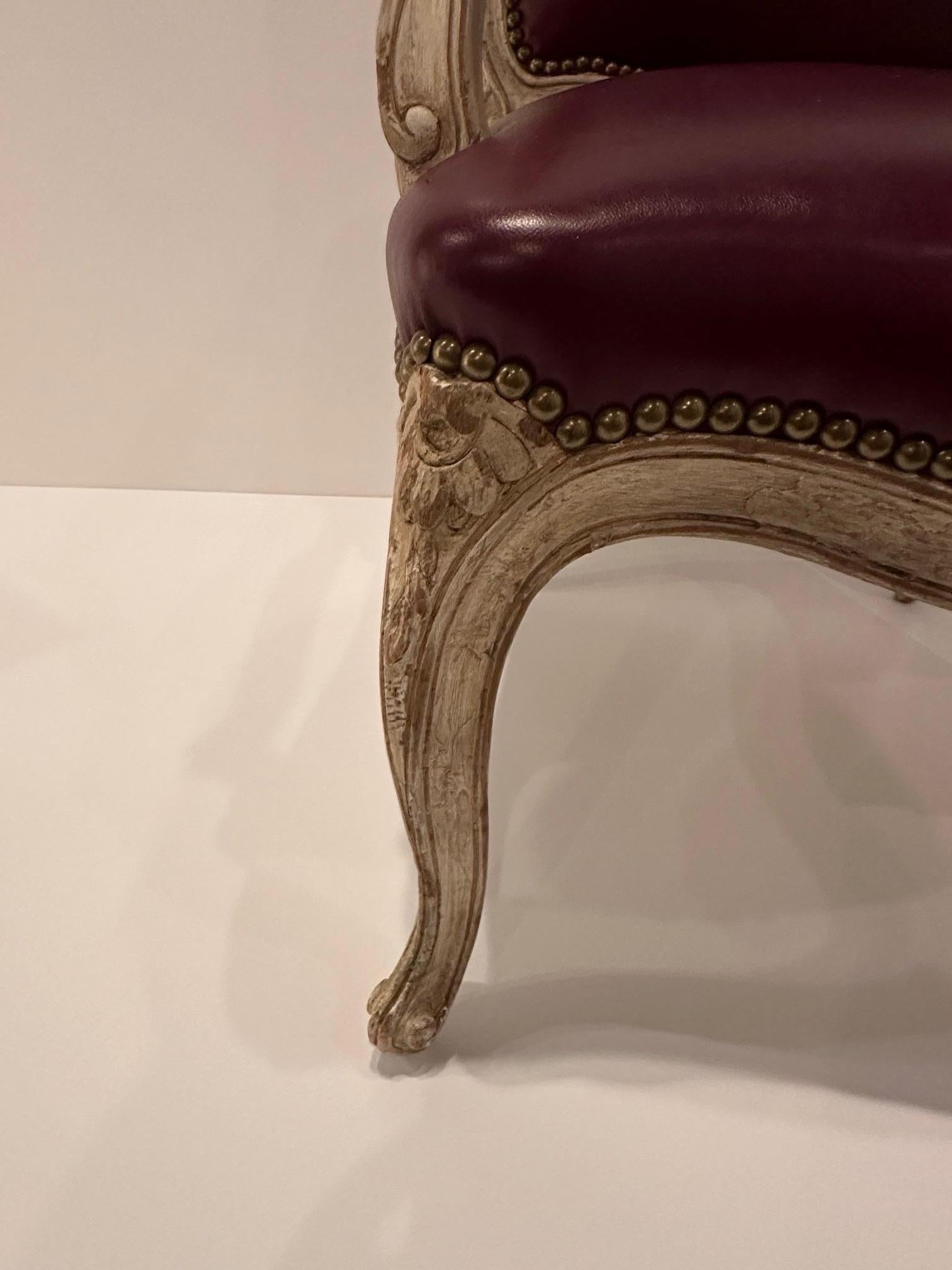 Coppia di poltrone Luigi XV d'epoca in legno imbiancato e pelle sontuosa in vendita 5