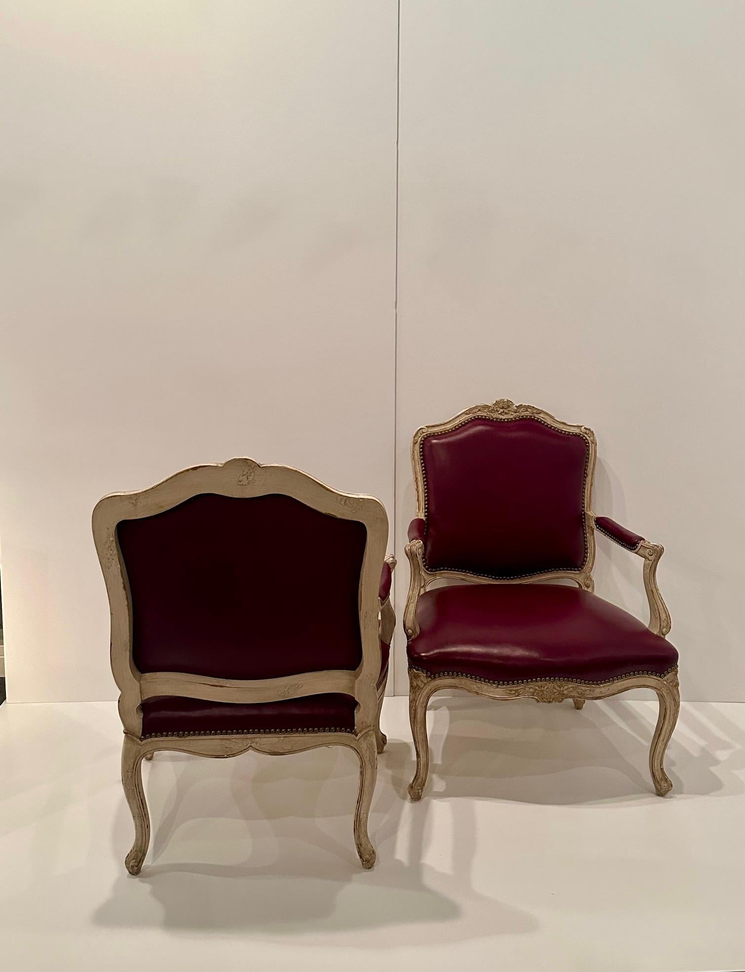 Poltrone fauteuil in stile Lous XV in noce intagliato e imbiancato, con una bellissima finitura anticata, sontuosamente rivestite in morbida pelle di cordovan e rifinite con chiodi in ottone.  

Altezza della seduta 17 Altezza del braccio 25
