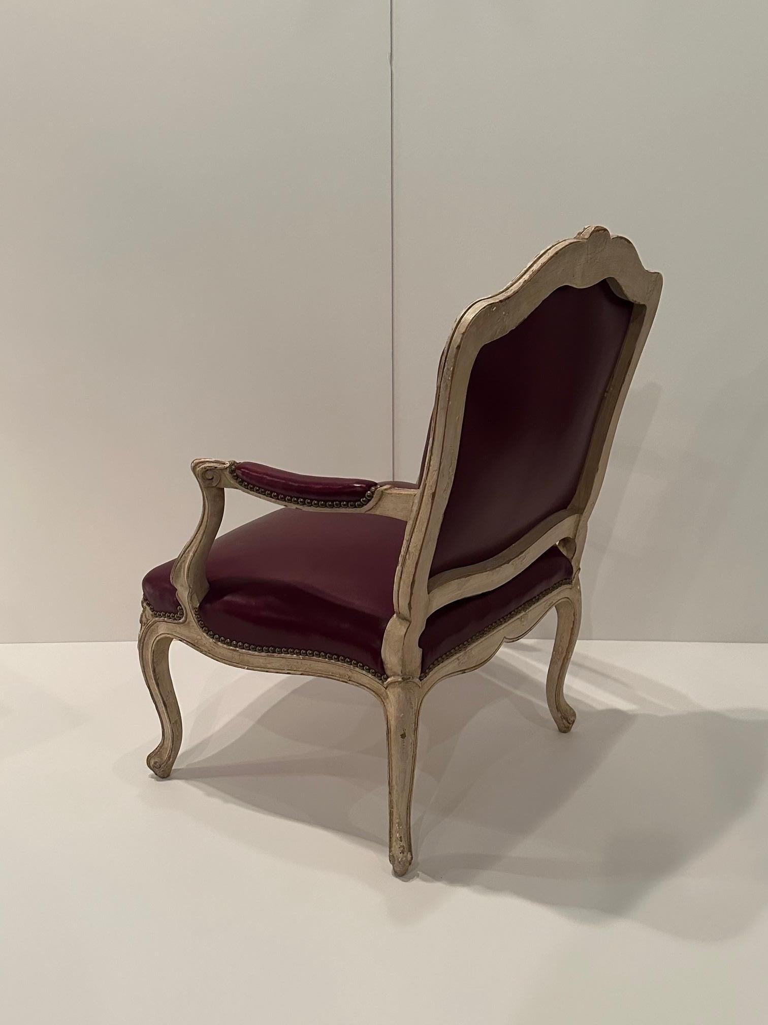 Fine XX secolo Coppia di poltrone Luigi XV d'epoca in legno imbiancato e pelle sontuosa in vendita