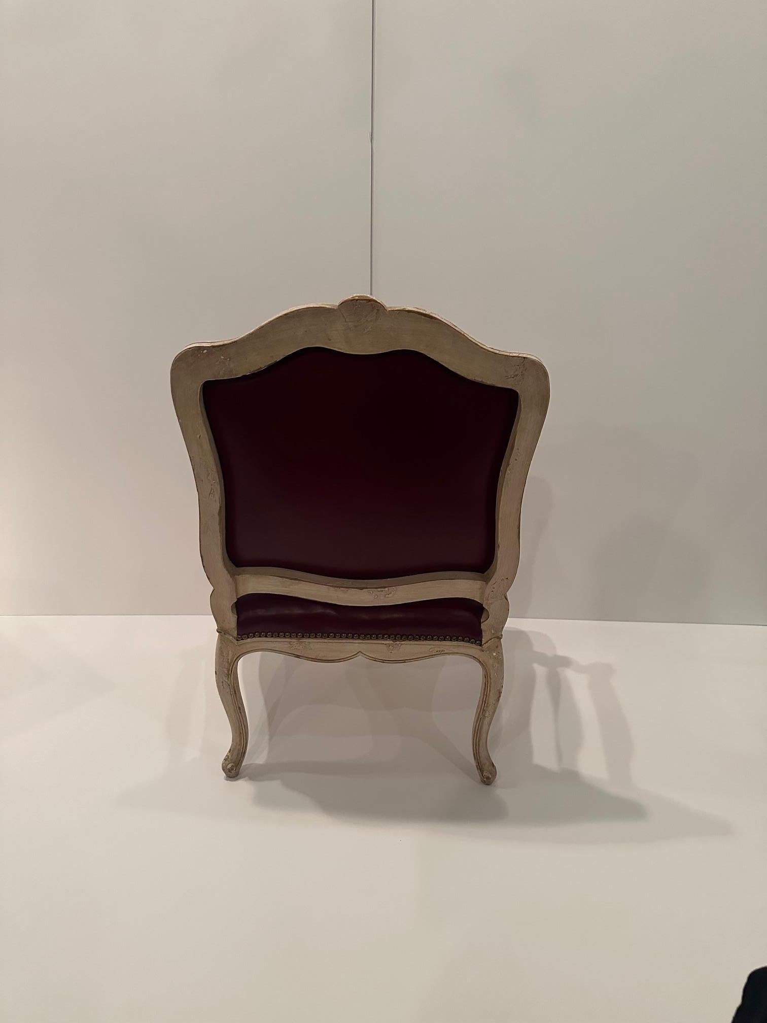 Pelle Coppia di poltrone Luigi XV d'epoca in legno imbiancato e pelle sontuosa in vendita