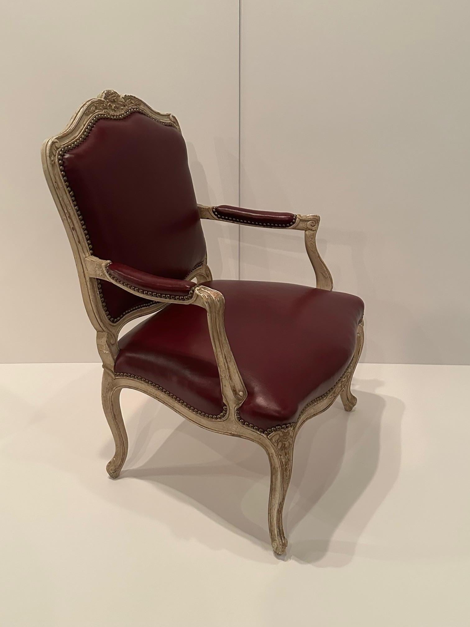 Coppia di poltrone Luigi XV d'epoca in legno imbiancato e pelle sontuosa in vendita 1