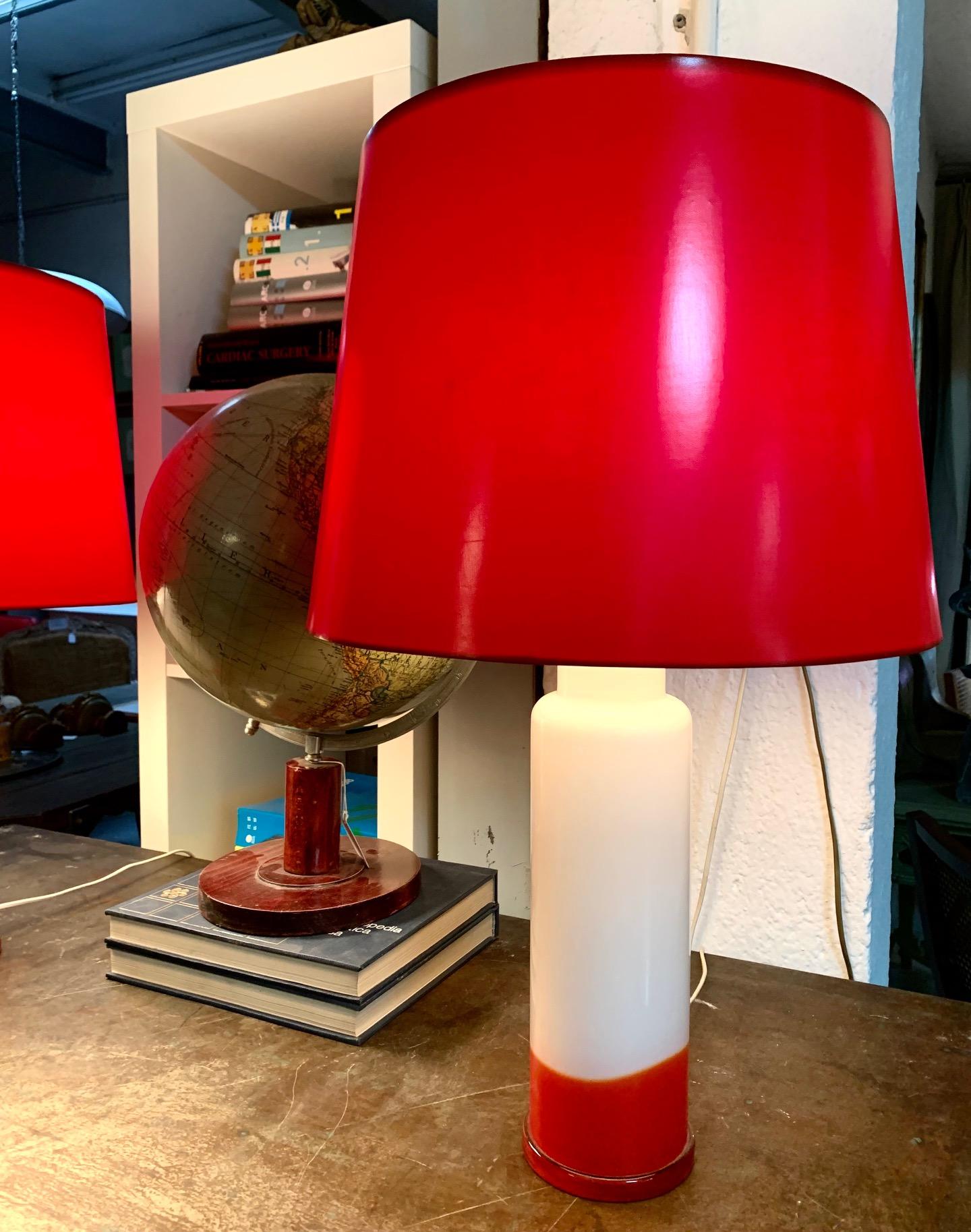 Pareja de lámparas de mesa suecas de cristal Luxus blanco y rojo en venta 6