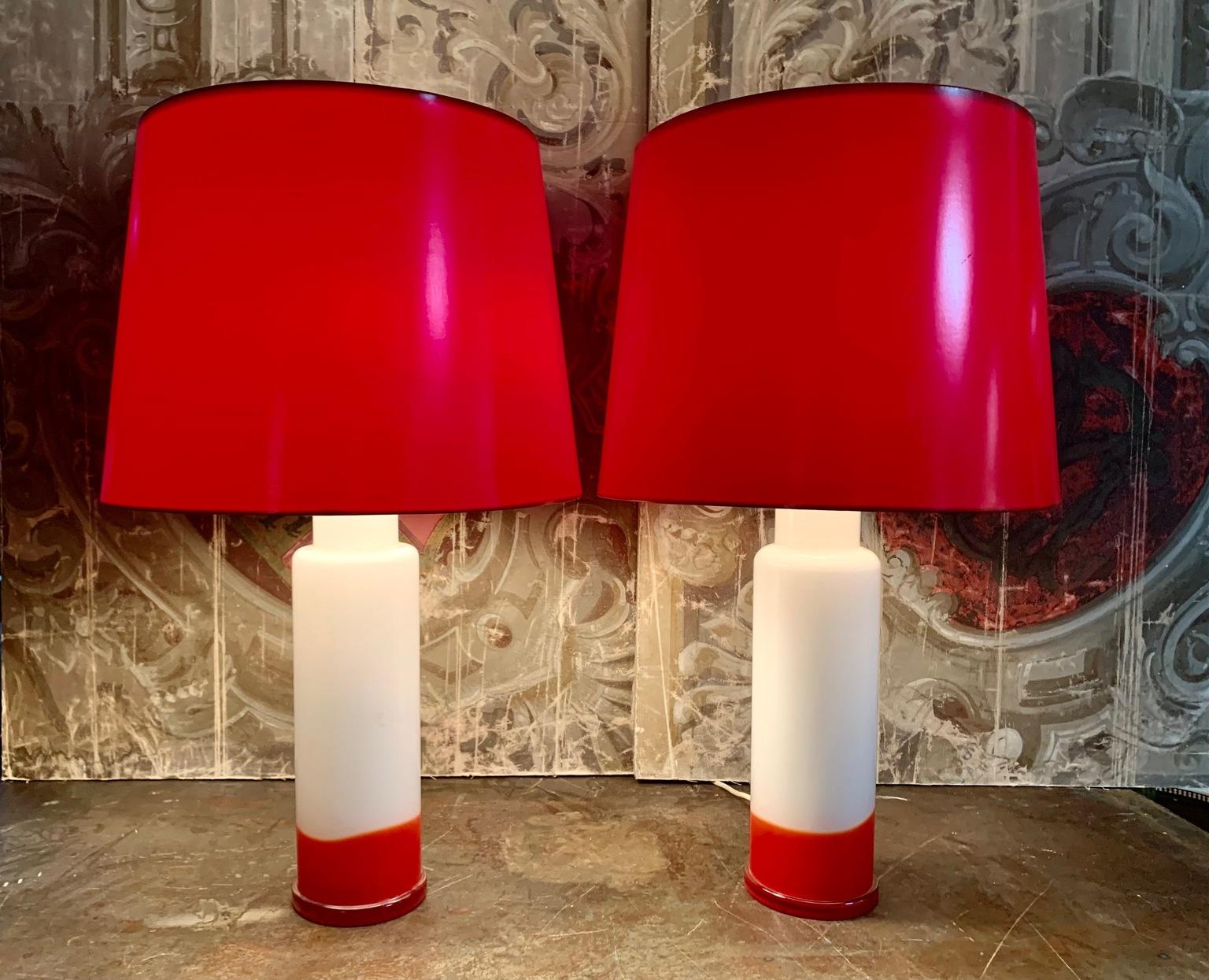 Mid-Century Modern Paire de lampes de bureau suédoises luxueuses en verre Whithe et rouge en vente