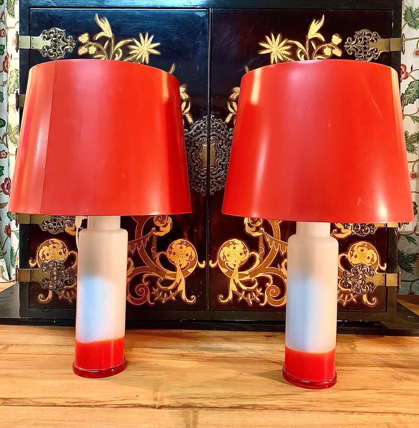 Pair of Whithe and Red Swedish Luxus Glass Table Lamps In Good Condition For Sale In Madrid, ES