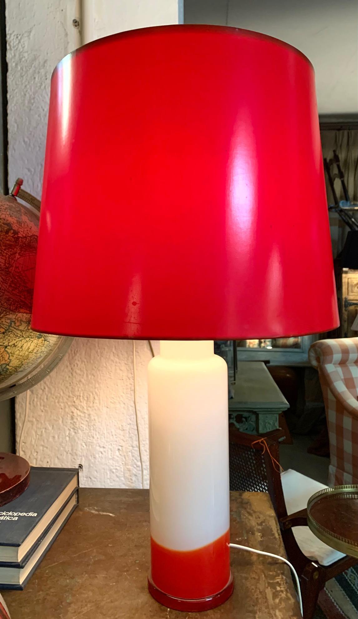 Pareja de lámparas de mesa suecas de cristal Luxus blanco y rojo en venta 1