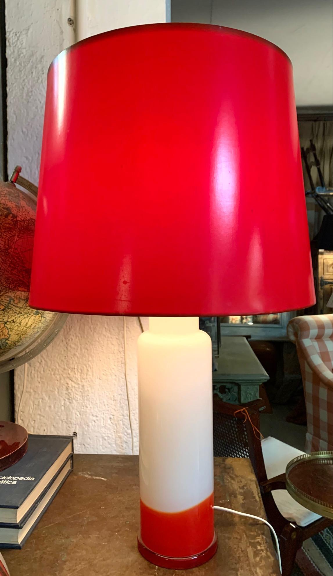 Paire de lampes de bureau suédoises luxueuses en verre Whithe et rouge en vente 1