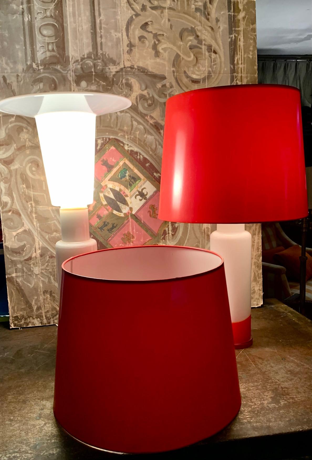 Pair of Whithe and Red Swedish Luxus Glass Table Lamps For Sale 2