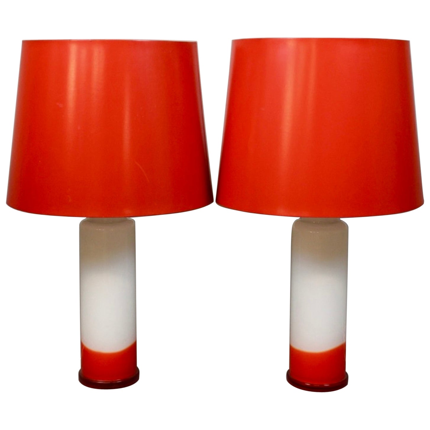 Pareja de lámparas de mesa suecas de cristal Luxus blanco y rojo