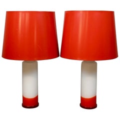 Pareja de lámparas de mesa suecas de cristal Luxus blanco y rojo