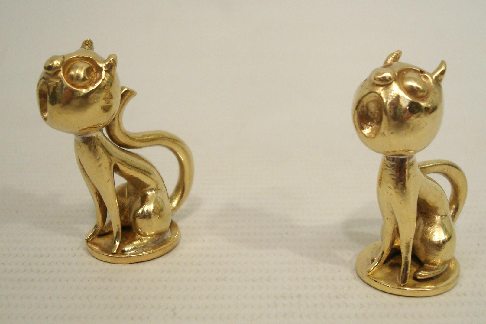 Pareja de hermosos gatos cantores. Antigua y muy rara figurita de latón Art Decó del gato en miniatura Karl Hagenauer Félix de WHW Werkstätte Hagenauer Wien, Viena, Austria, principios del siglo XX.
Hecho a mano con una maravillosa y precisa