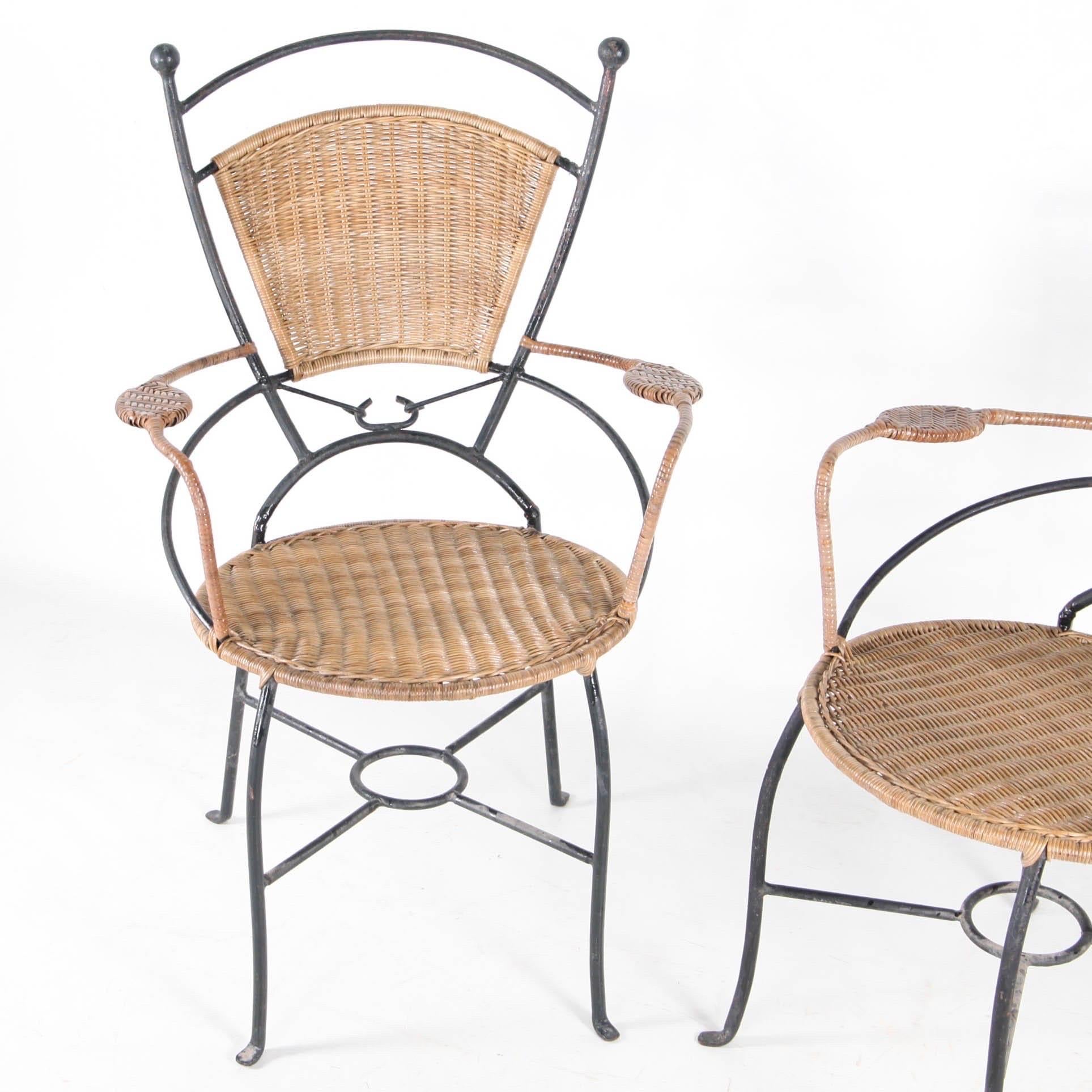 By Vintage paire de fauteuils vintage en osier tressé à la main et en fer. 
Très confortable et en bon état. 
2 paires disponibles. 