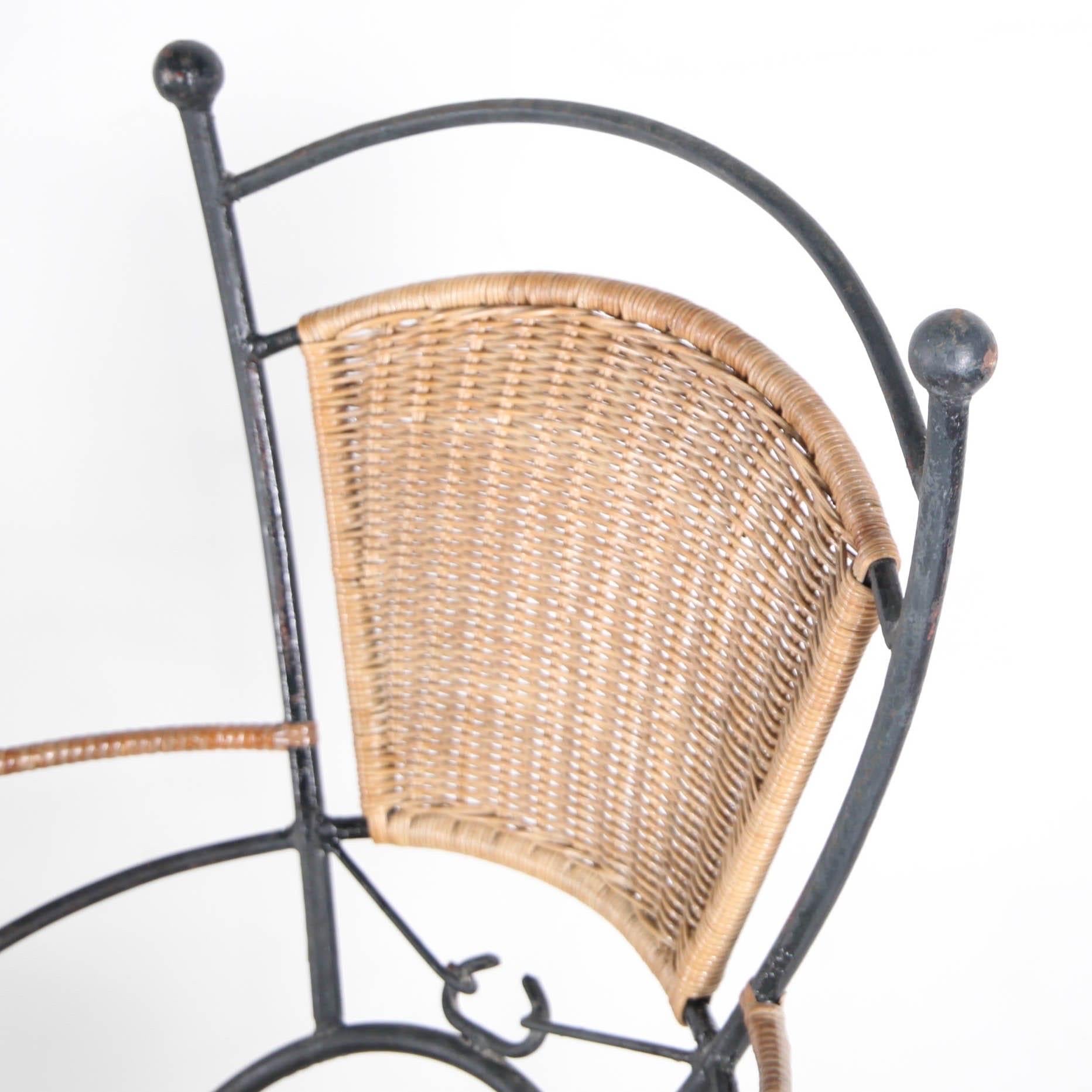 Osier Paire de fauteuils en osier et en fer en vente