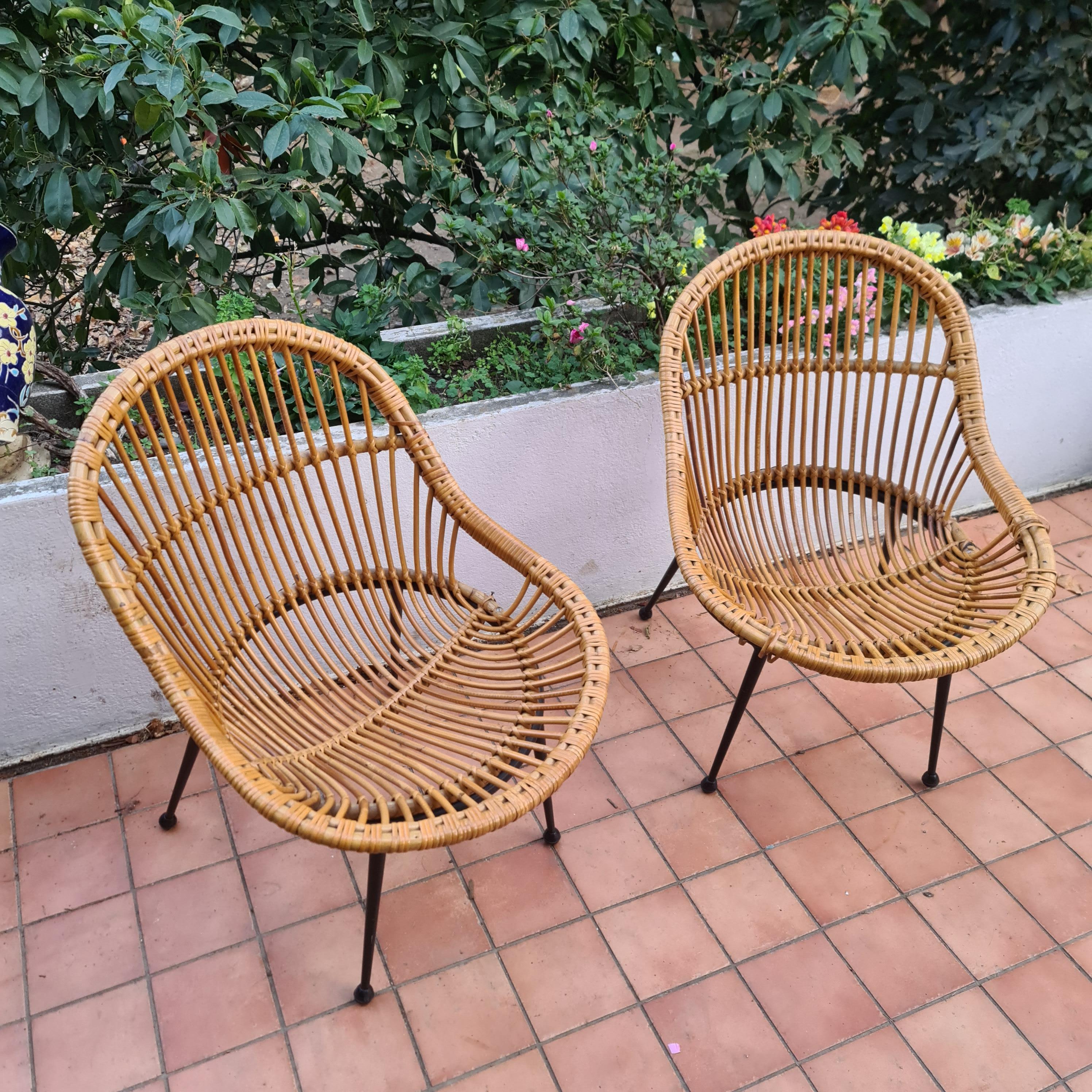 Mid-Century Modern pair of wicker armchairs and black lacquered metal foot Italy circa 1960 For Sale