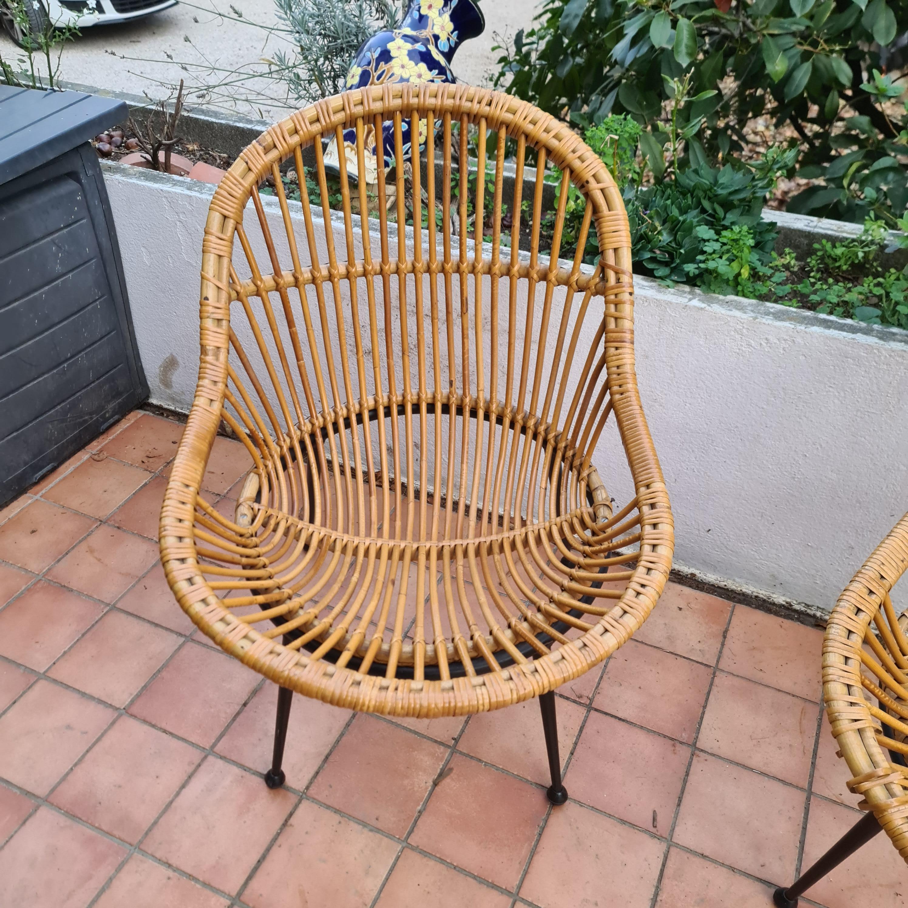 20th Century pair of wicker armchairs and black lacquered metal foot Italy circa 1960 For Sale