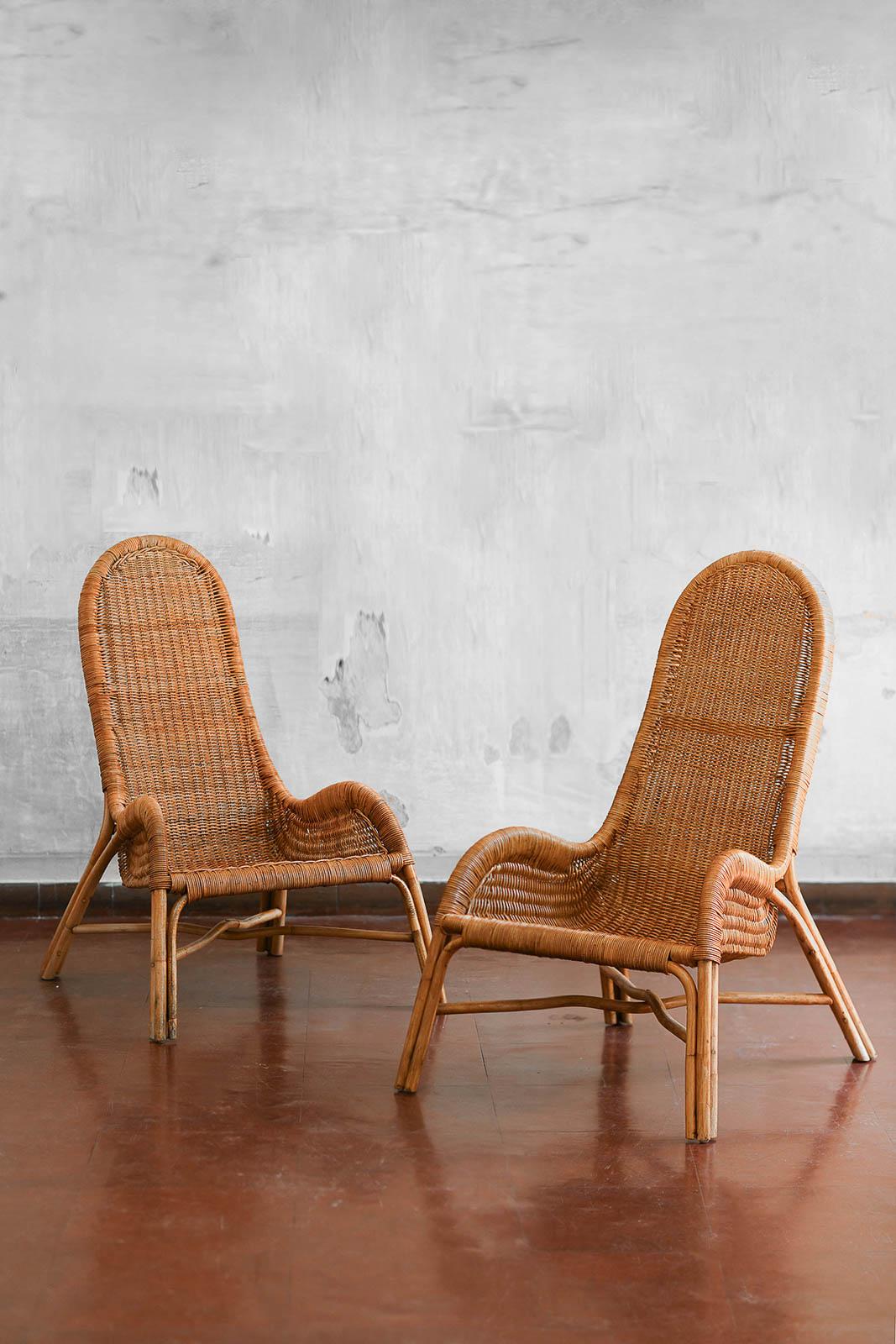 Coppia di poltrone in vimini dalla forma organica con schienale curvo e base in canna di bambù
Dettagli del prodotto
Dimensioni 64 L x 103 H x 97 D cm
