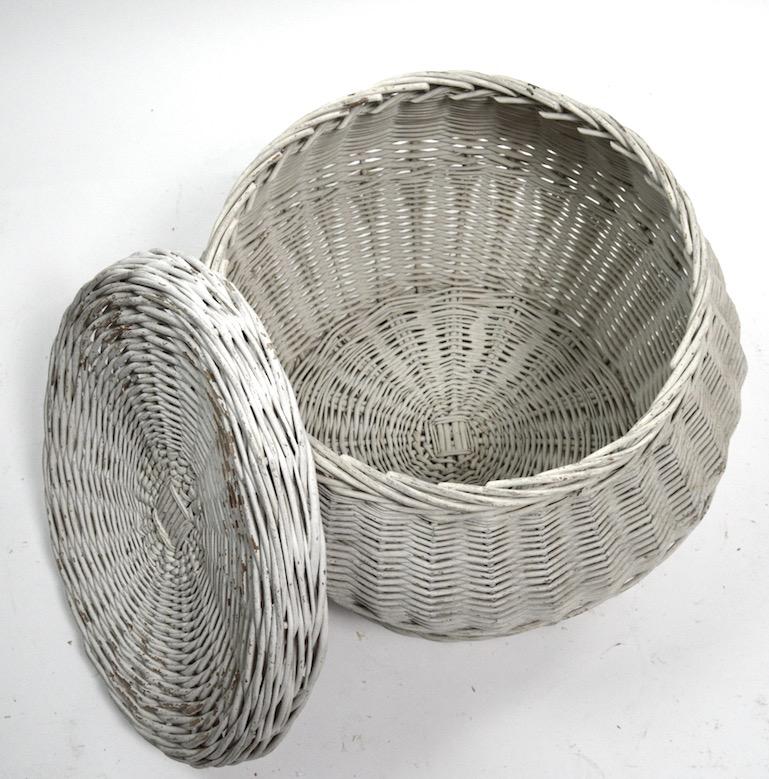 Mid-Century Modern Pair of Wicker Basket Form with Lids For Sale
