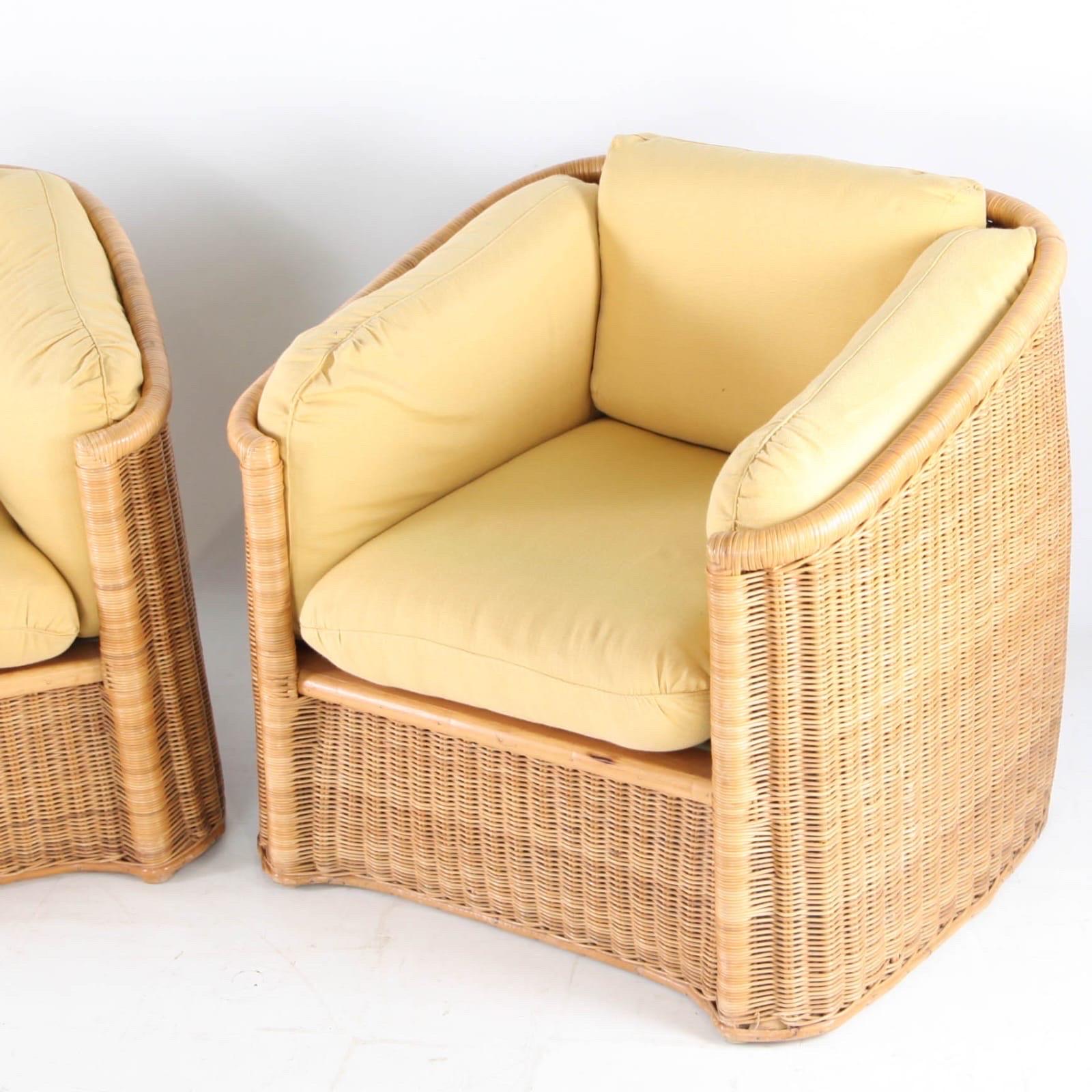 Rara coppia di sedie bergere italiane in vimini degli anni Settanta. 
Bellissimi cuscini gialli in ottime condizioni, molto comodi! 
Un design delizioso e un'ottima qualità. 