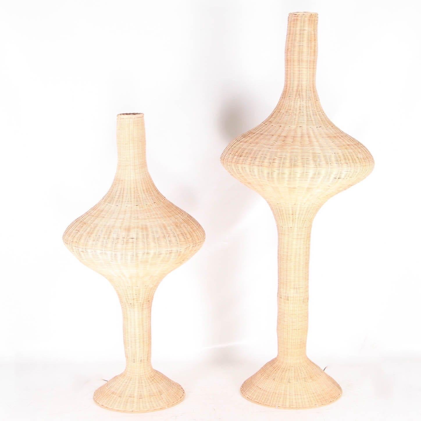 Coppia di grandi lampade da terra in vimini molto decorative. Ottime condizioni e bellissimo lavoro di rattan intrecciato a mano. 
