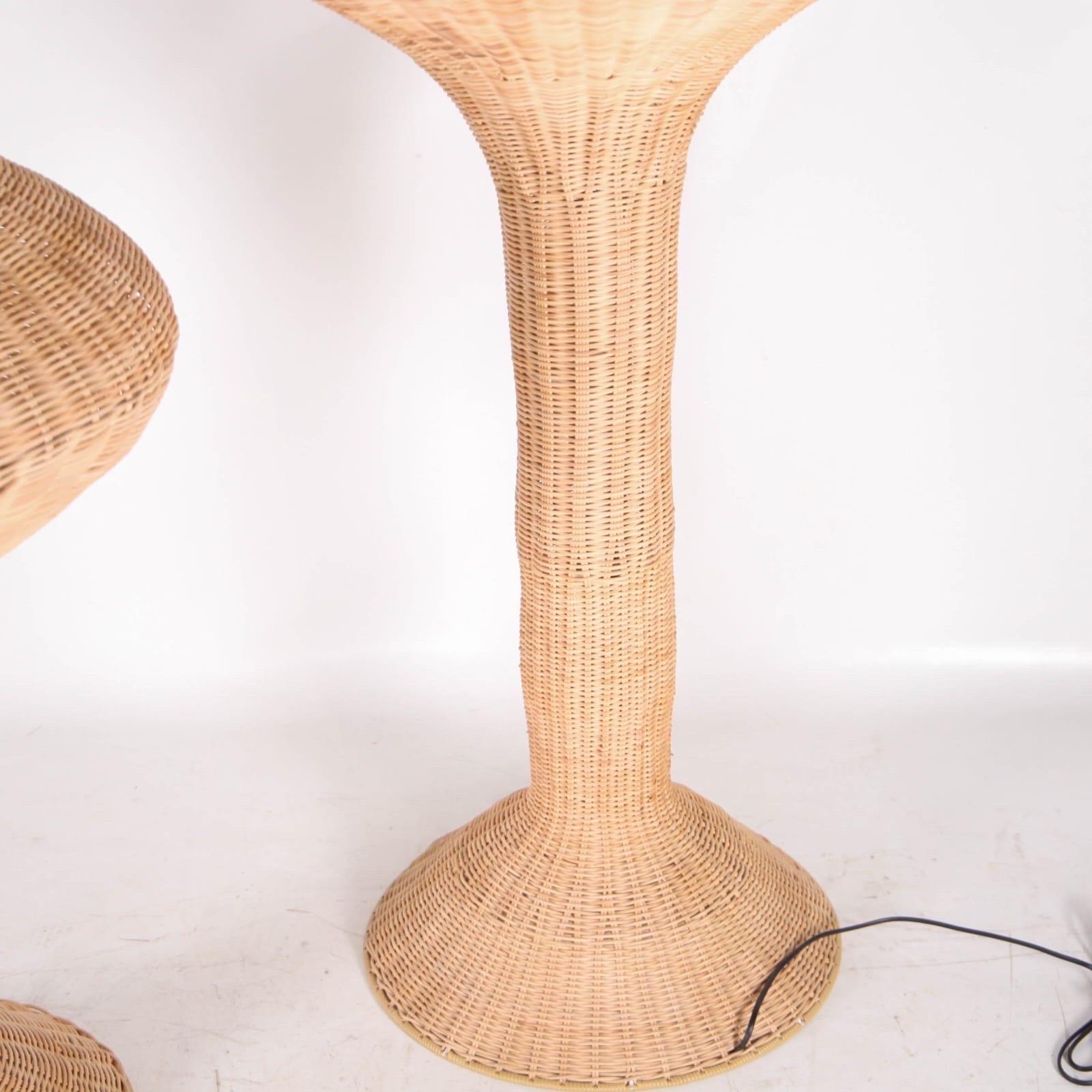 Vimini Coppia di lampade da terra in vimini in vendita