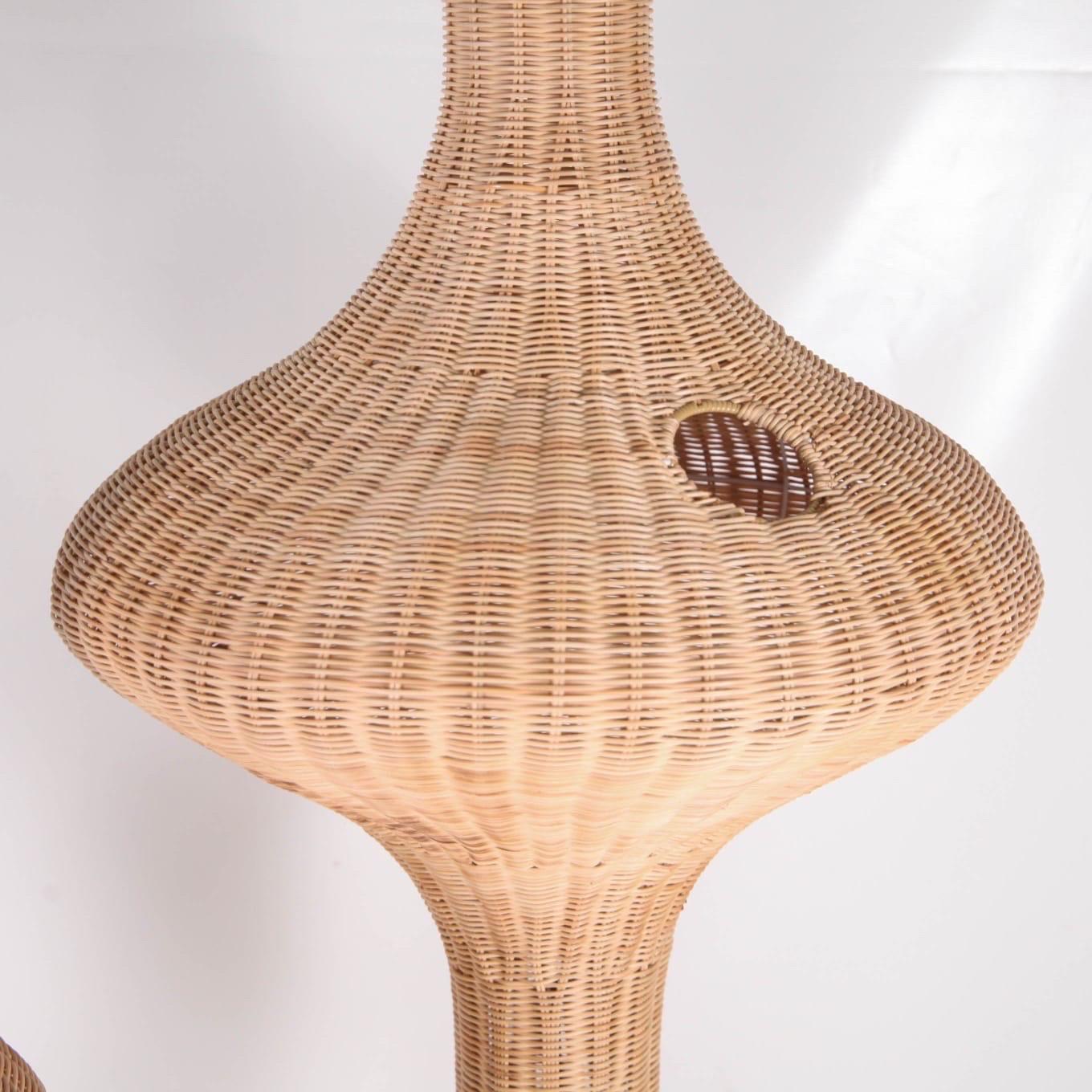 Coppia di lampade da terra in vimini in vendita 2