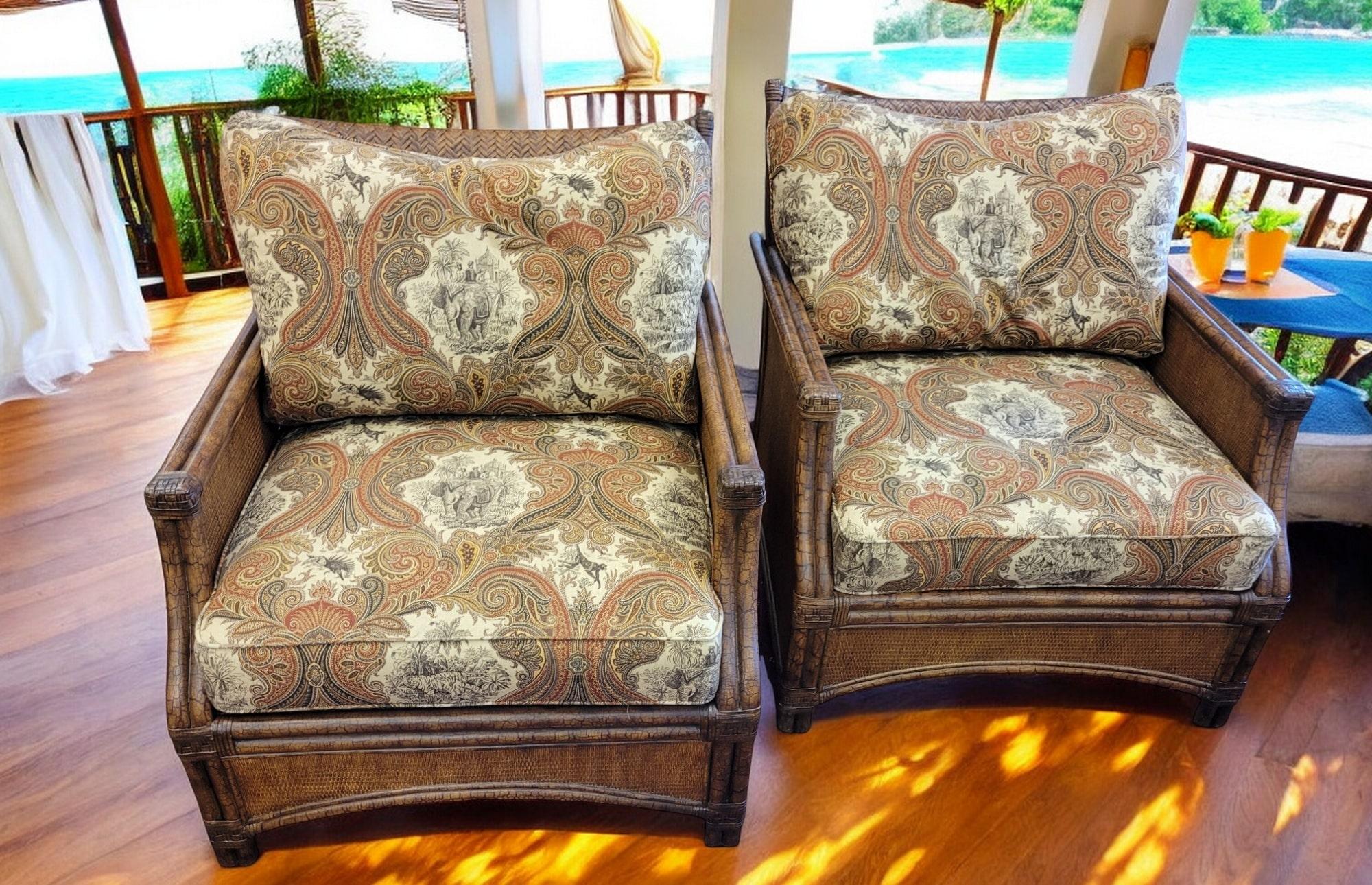Una coppia di sedie da salotto in vimini A Henry Link rivestite in un resistente tessuto per esterni con un classico motivo paisley nei caldi toni della terra del marrone, del beige e dell'arancione, che si integra perfettamente con il vimini
