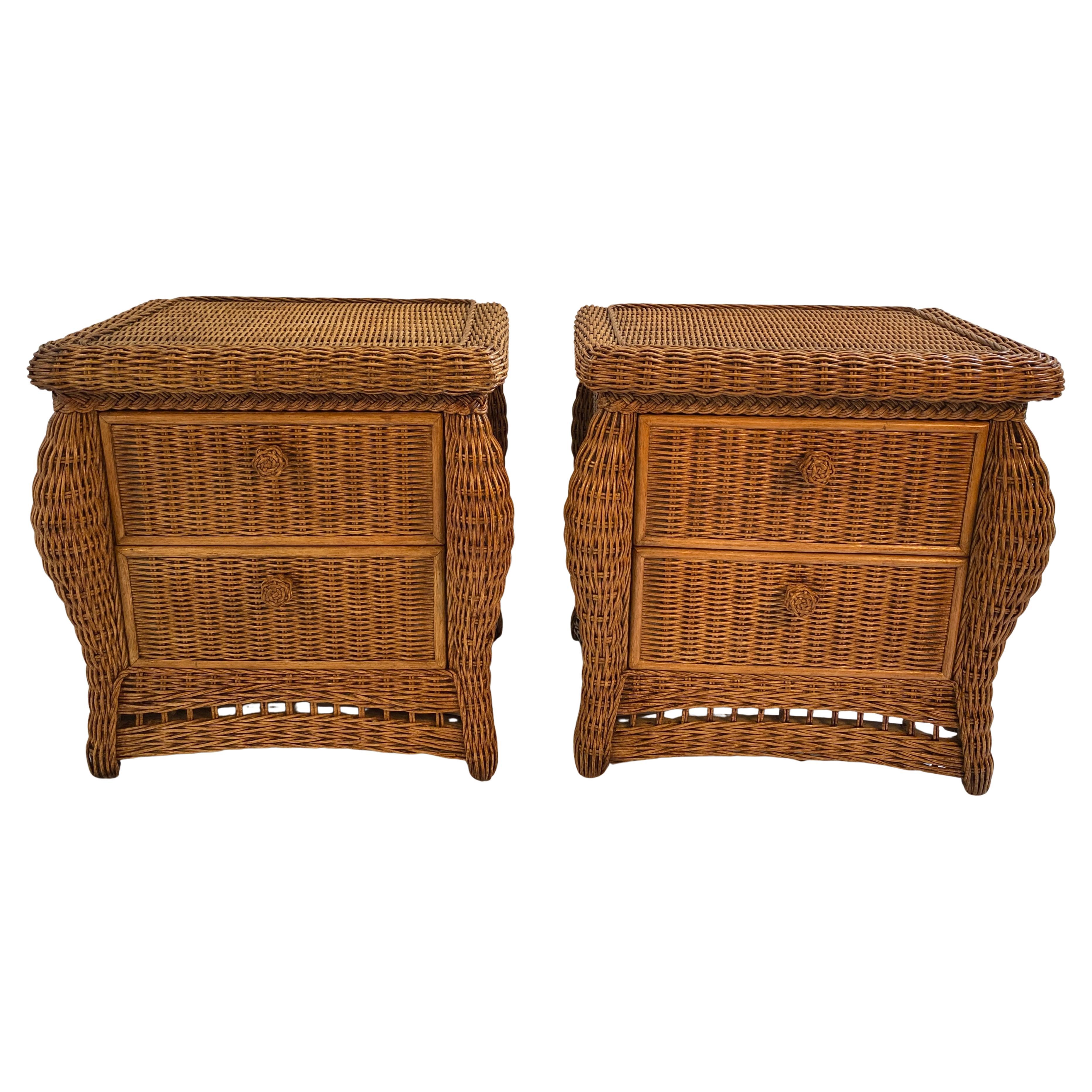 Paar Weiden-/Rattan-Kommoden, Nachttische im Hollywood-Regency-Stil
