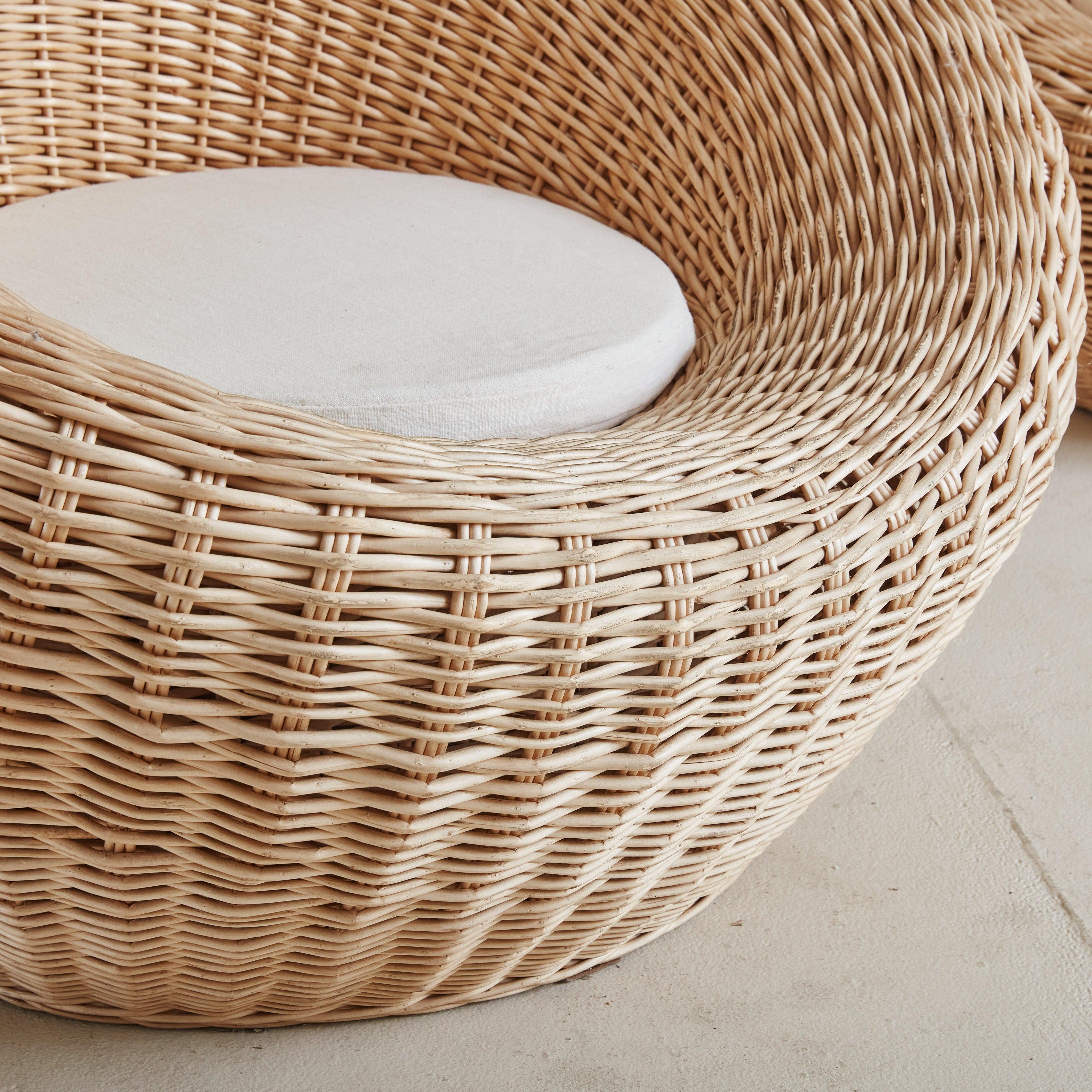Japanese Pair of Wicker Rounded Lounge Chairs in the Style of Isamu Kenmochi, Japan 1970s