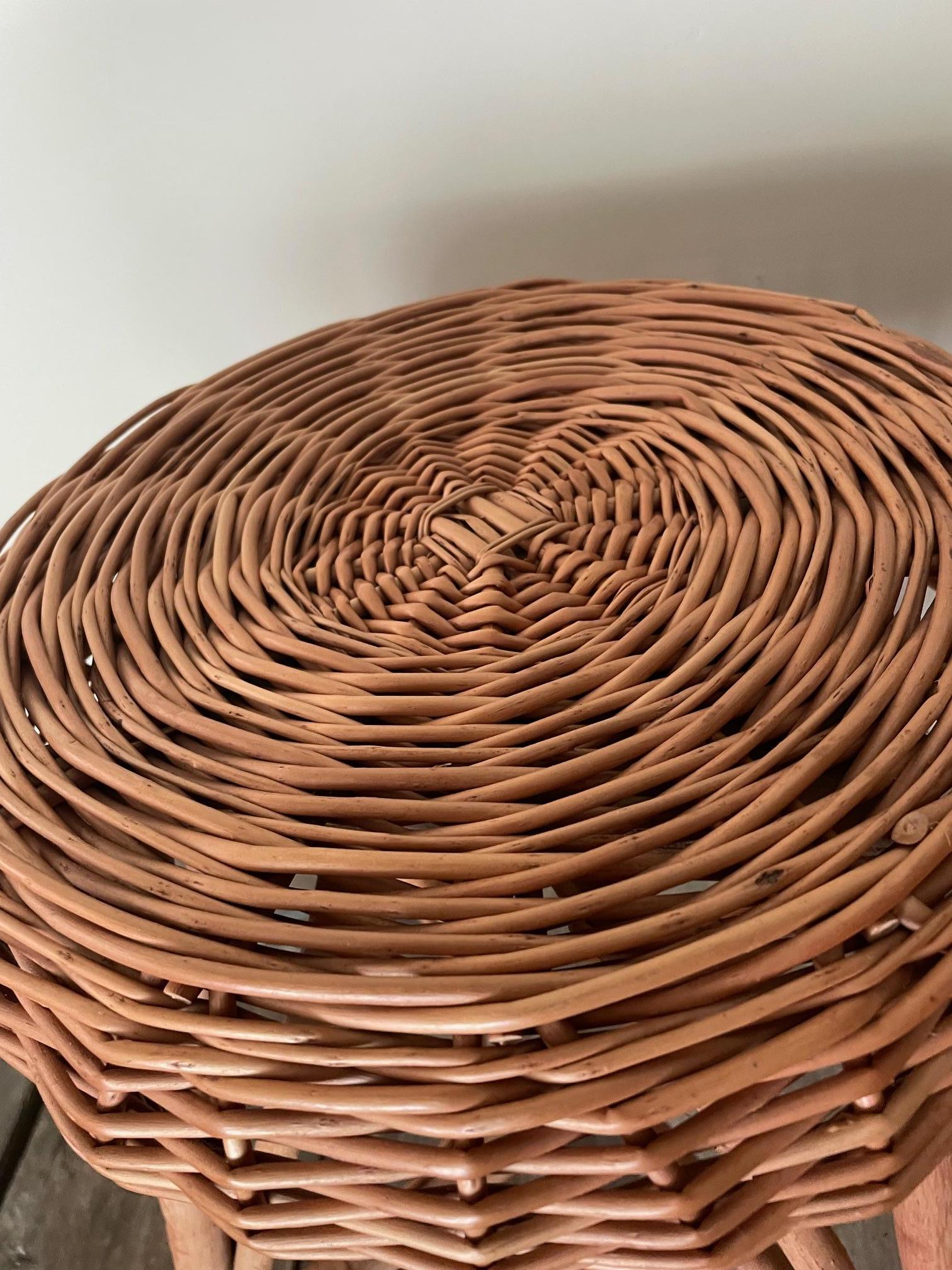 Pair of wicker stools In Good Condition For Sale In Nivelles, BE