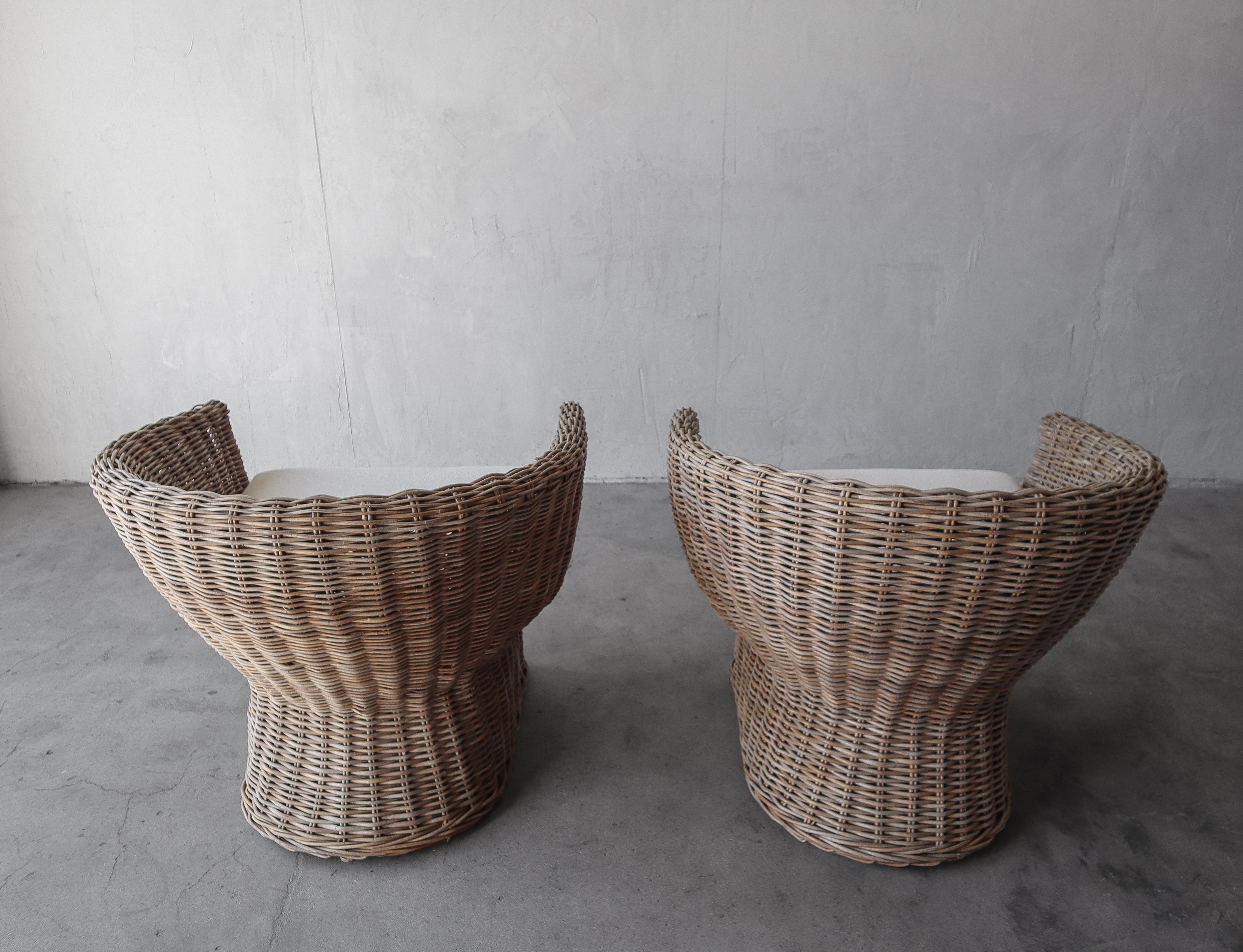 Pair of Wicker Tub Lounge Chairs In Good Condition For Sale In Las Vegas, NV